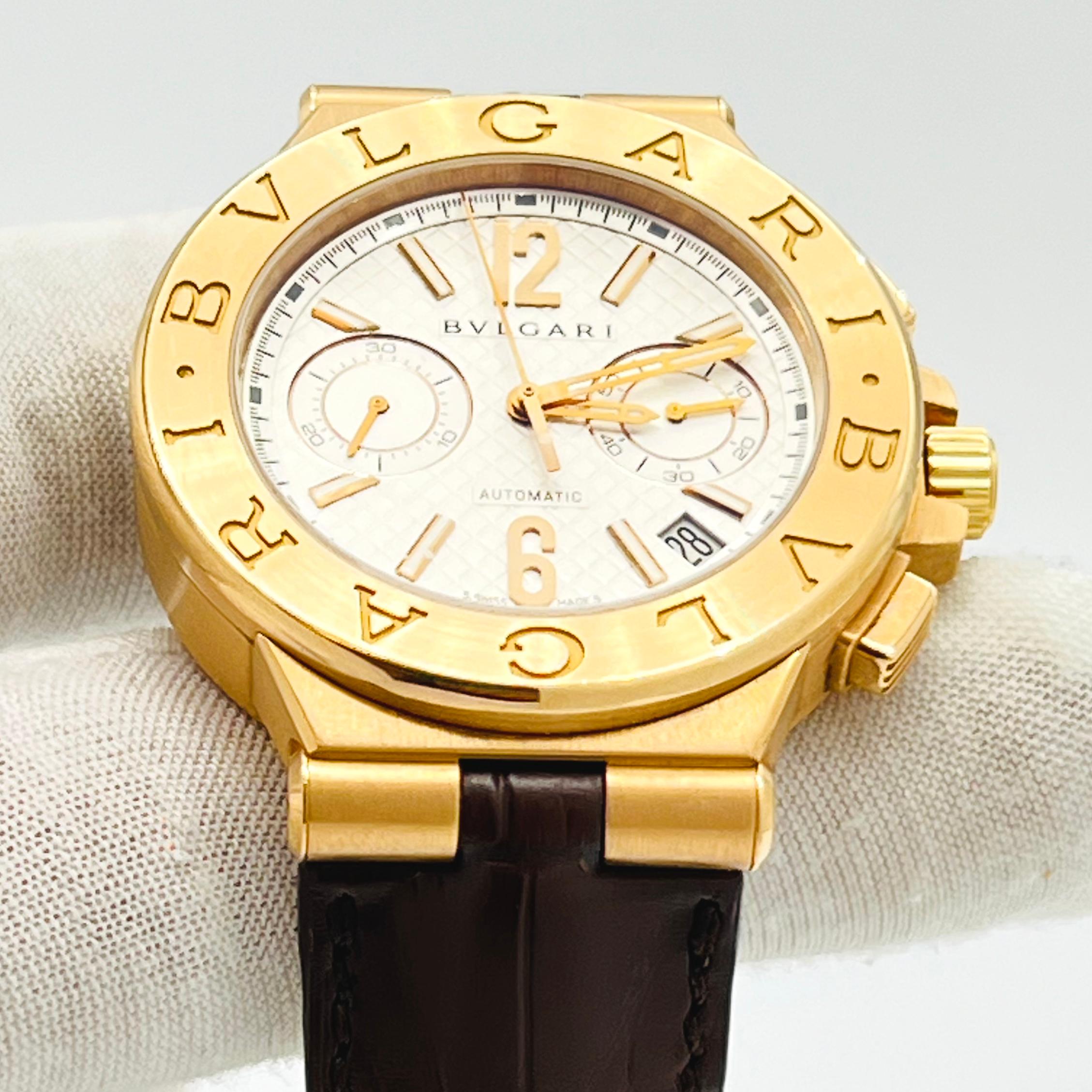 Cette montre Bvlgari Diagono Chronograph présente une lunette gravée en or rose 18 carats, un boîtier en or rose de 40 mm, un cadran argenté et un bracelet en alligator brun. Cette montre est également dotée d'un mouvement à remontage automatique