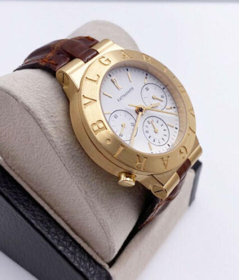 Style Number: REF. CH 40 GL

Model: Diagono Rattrapante

Case Material: 18K Yellow Gold

Band: Leather

Bezel: 18K Yellow Gold

Dial: White

Face: Sapphire Crystal

Case Size: 40mm

Includes: 
-Elegant Watch Box
-Certified Appraisal 
-1 Year