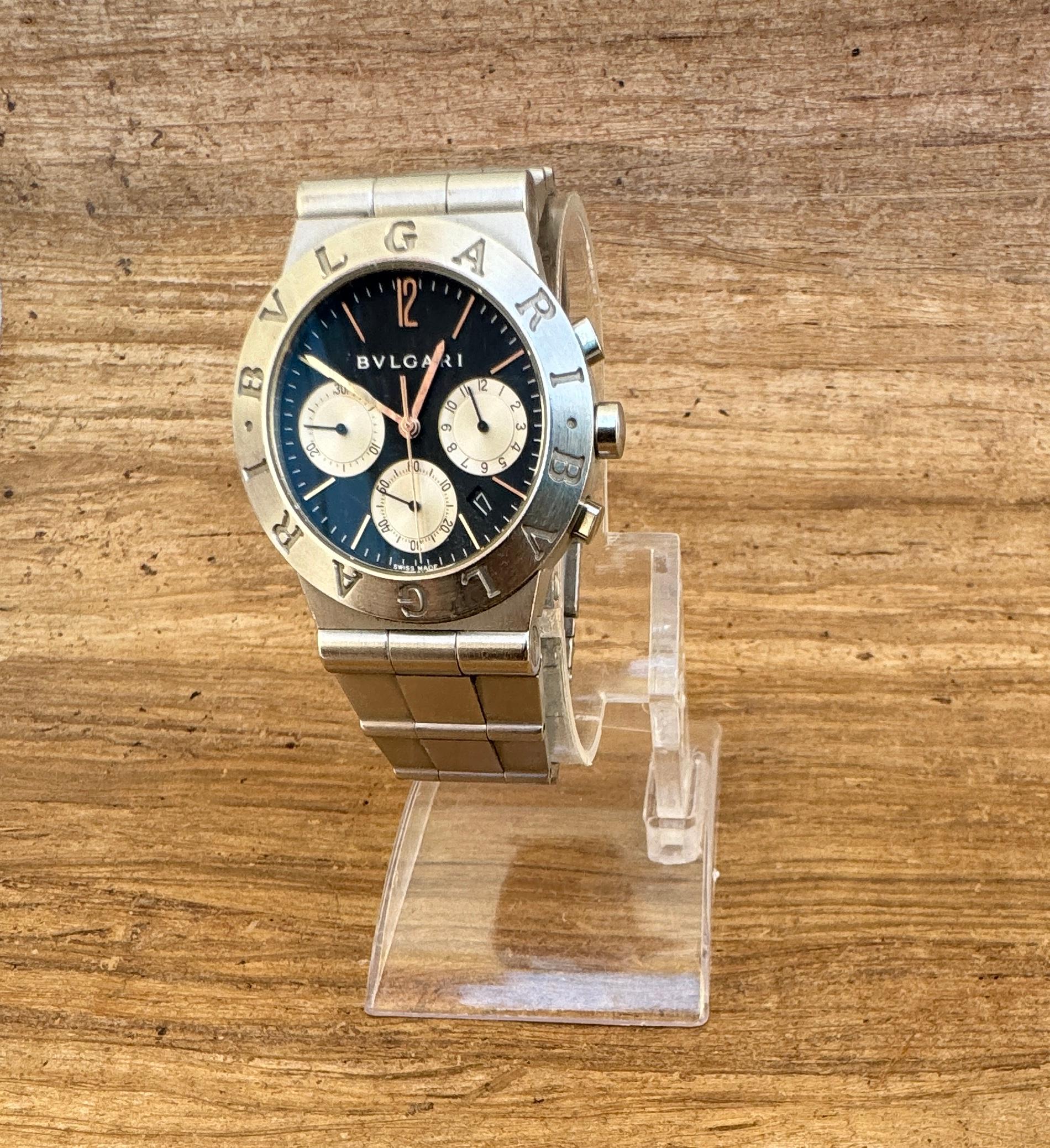  Beschreibung
Marke : Bulgari

Modell: Diagono Sport

Ref: . CH35S

Land der Herstellung: Schweiz

Uhrwerk: Quarz

MATERIAL des Gehäuses: Rostfreier Stahl

Abmessungen :35 mm Durchmesser (ohne Krone)

Band Typ : Schwarzes Leder mit markierter