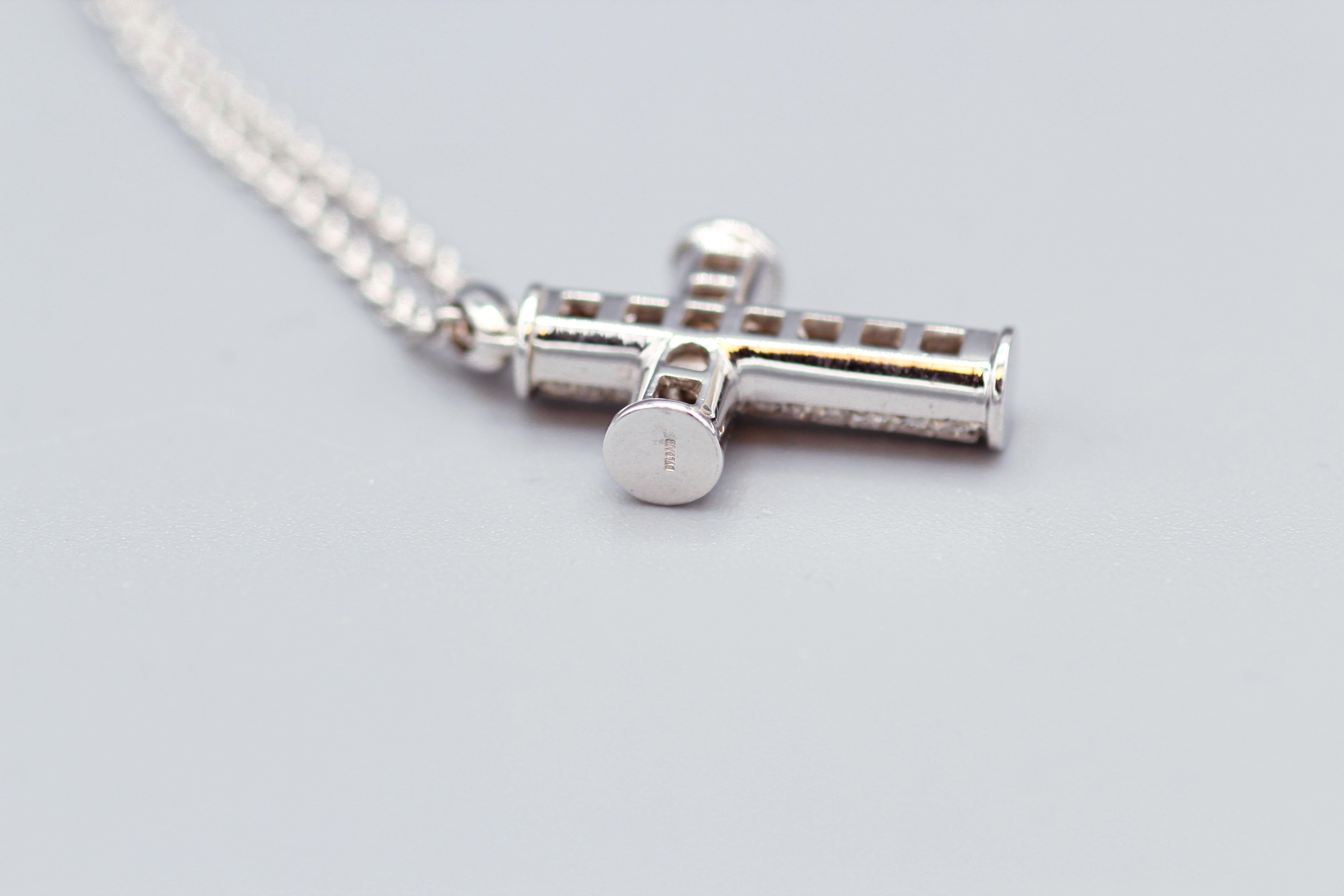 Taille brillant Bulgari, collier pendentif croix en or blanc 18 carats et diamants en vente