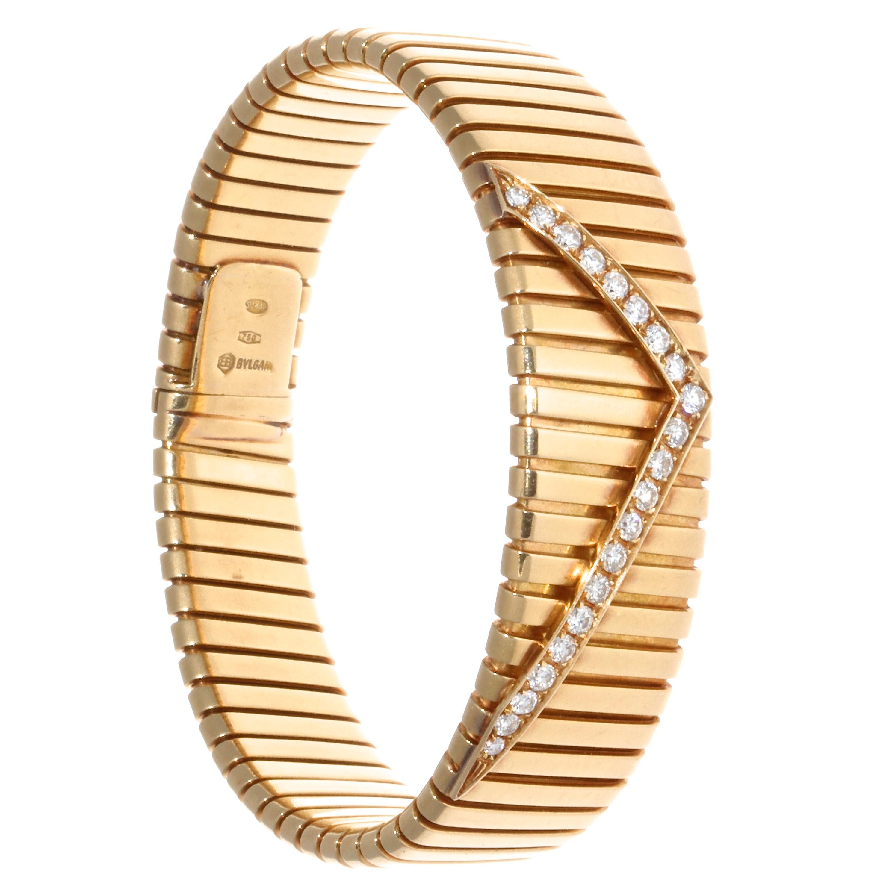 Das kultige Tubogas-Armband von Bulgari ist die perfekte Ergänzung zu Ihrer signierten Schmucksammlung. Mit klassischem Gelbgold und Diamanten kann man nichts falsch machen:: zumal Stücke aus massivem Gold in letzter Zeit sehr angesagt sind.  Dieses