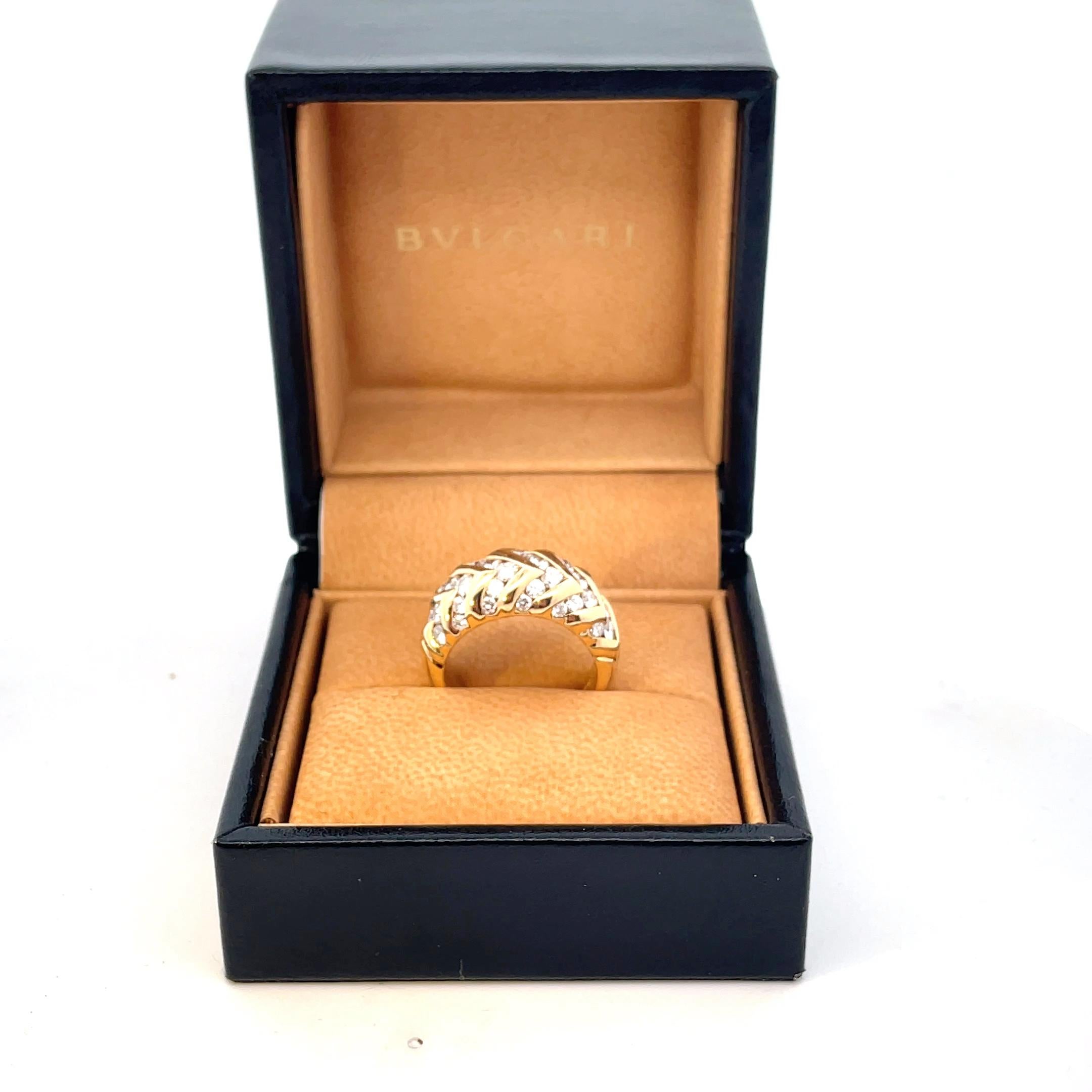 Bulgari Diamant 18kt Gold Spiga Ring  (Round Cut) im Angebot