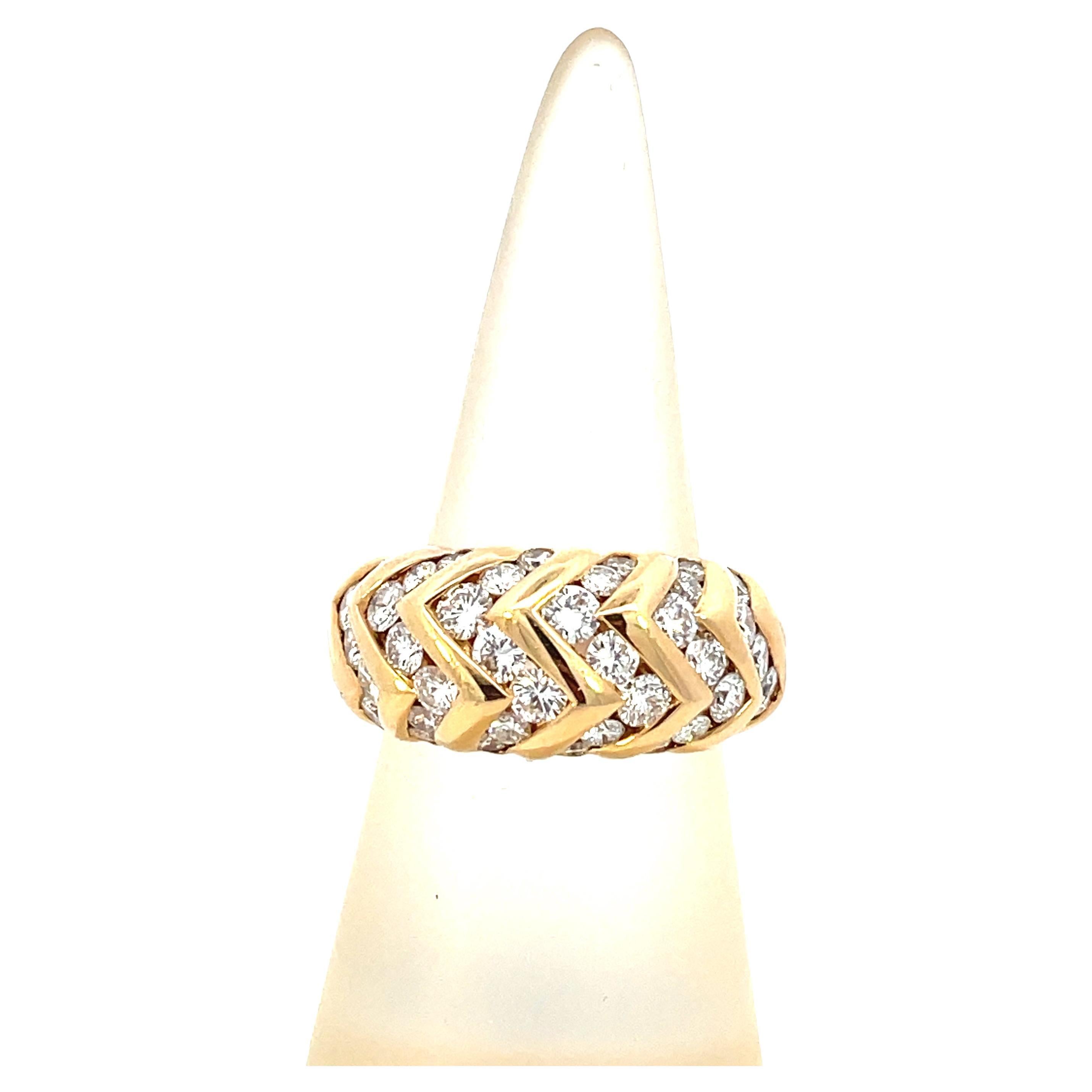 Erhöhen Sie Ihren Stil mit dem Inbegriff zeitloser Raffinesse - einem Ring aus der Bulgari Spiga Kollektion. Sorgfältig aus opulentem Gold gefertigt und mit 2 Karat glänzenden Bulgari-Diamanten besetzt, verkörpert dieser Ring die Essenz des Luxus.