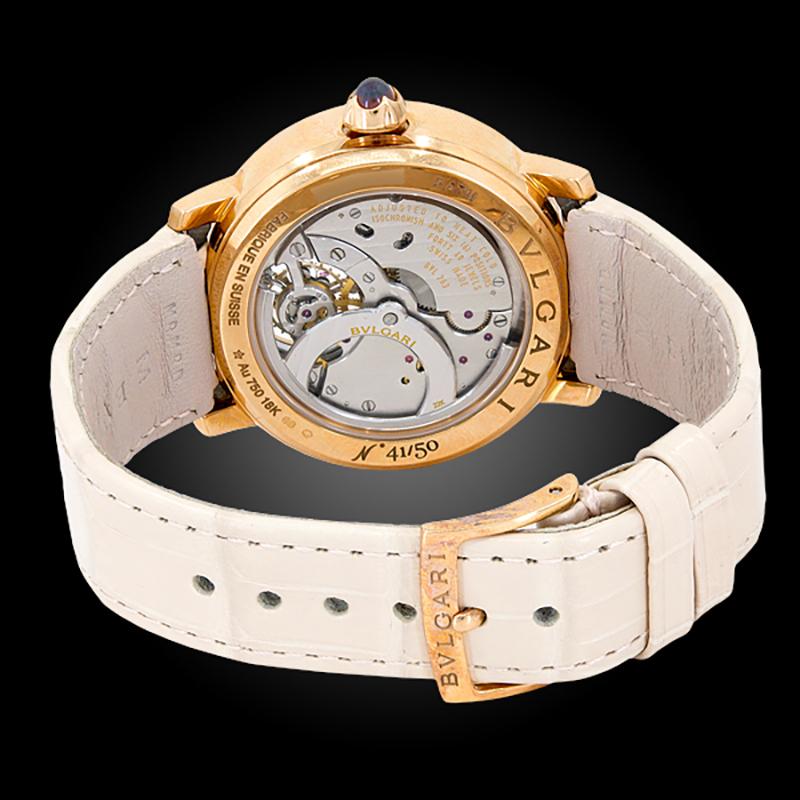 Le cadran coloré est encadré par un boîtier de 37 mm en or rose 18 carats. Le garde-temps est équipé d'un Calibre 56 rubis avec Tourbillon monté sur un pont en verre saphir, signé Bulgari.

Cette montre est livrée avec sa boîte et ses papiers.