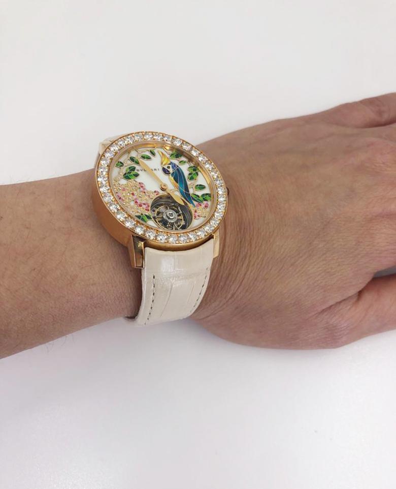 Montre-bracelet Bulgari pour femme à motif tourbillon en or rose, diamants et améthystes en vente 2