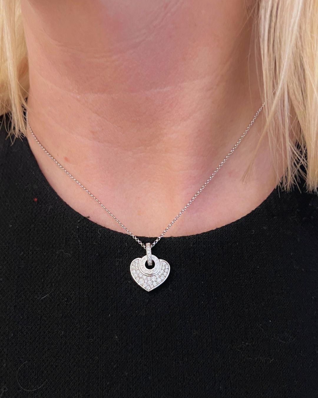 Ce collier en diamant et en or blanc 18 carats Doppio Cuore de Bulgari est le cadeau de Saint-Valentin idéal pour quelqu'un de spécial. Créé au début des années 1980, Bulgari a conçu le Doppio Cuore dans le cadre d'une série de bijoux modulaires