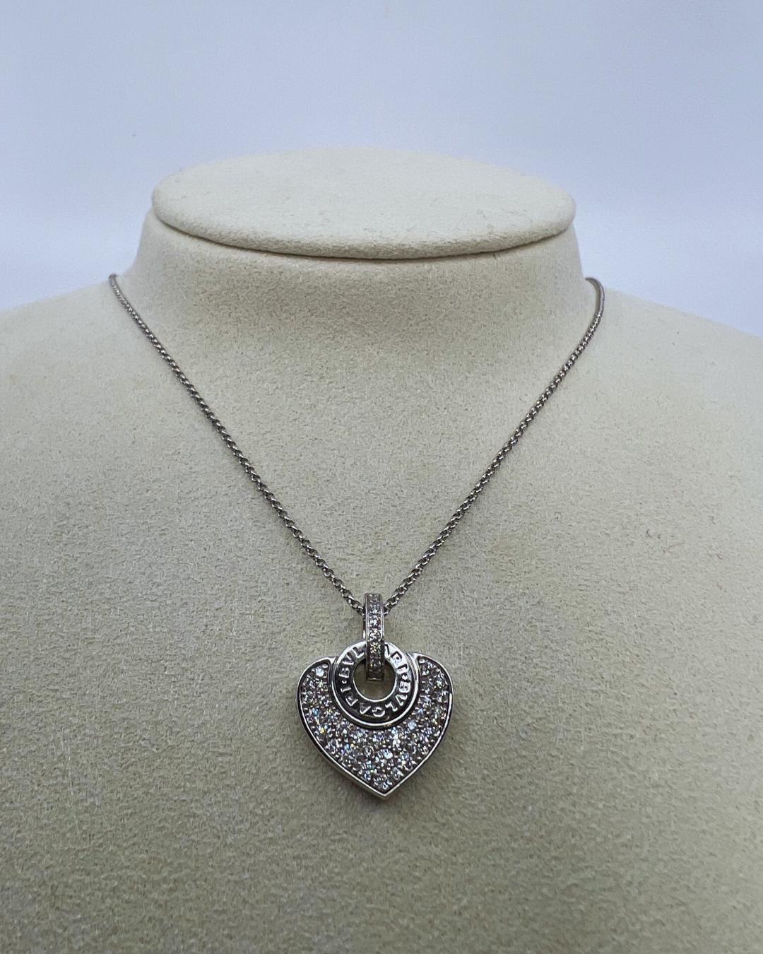 Bulgari Collier Cuore Heart en or blanc 18 carats et diamants Unisexe en vente