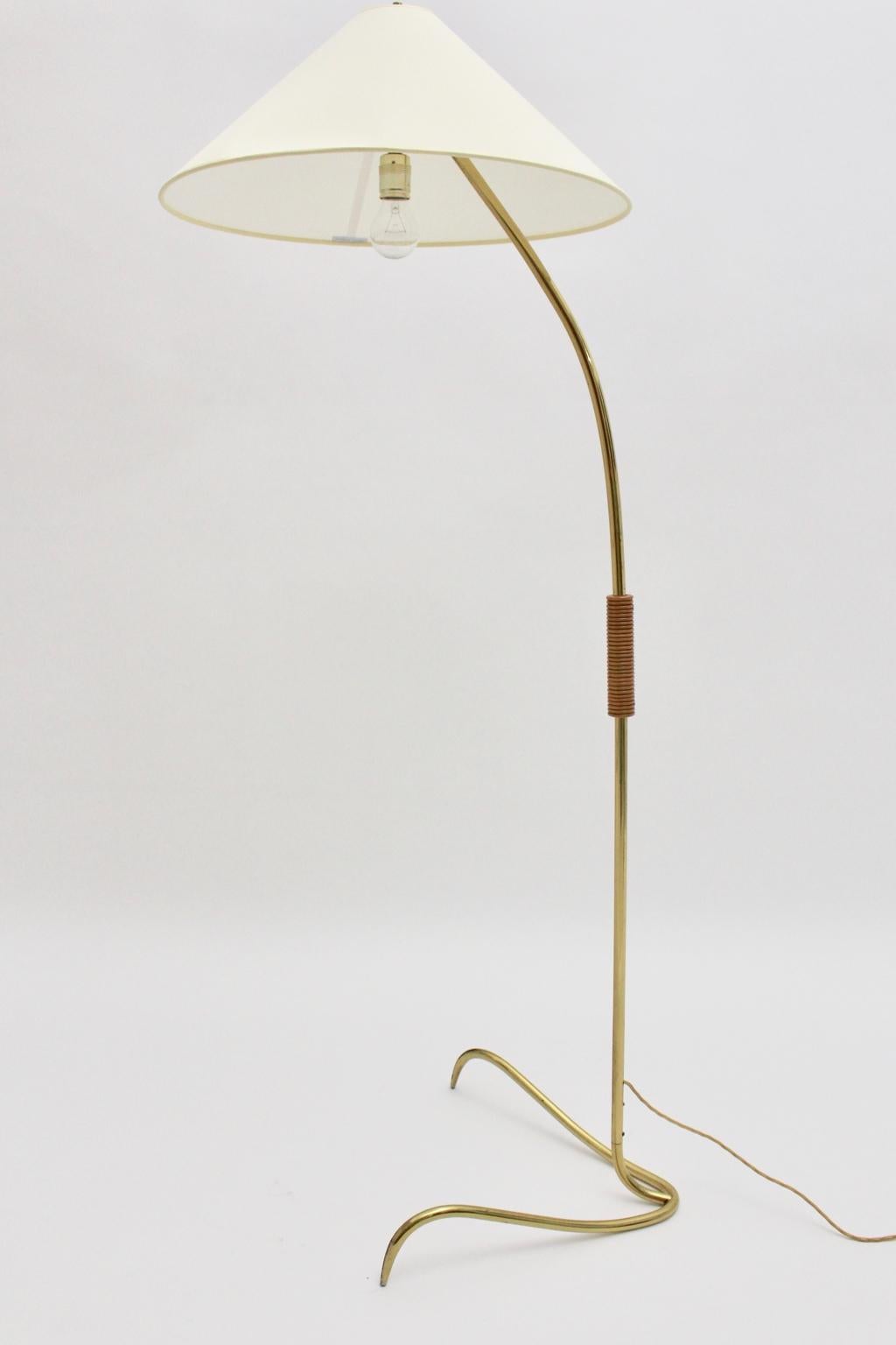Mid-Clawfoot-Stehlampe aus Messing von Rupert Nikoll, 1950er Jahre, Wien im Angebot 4