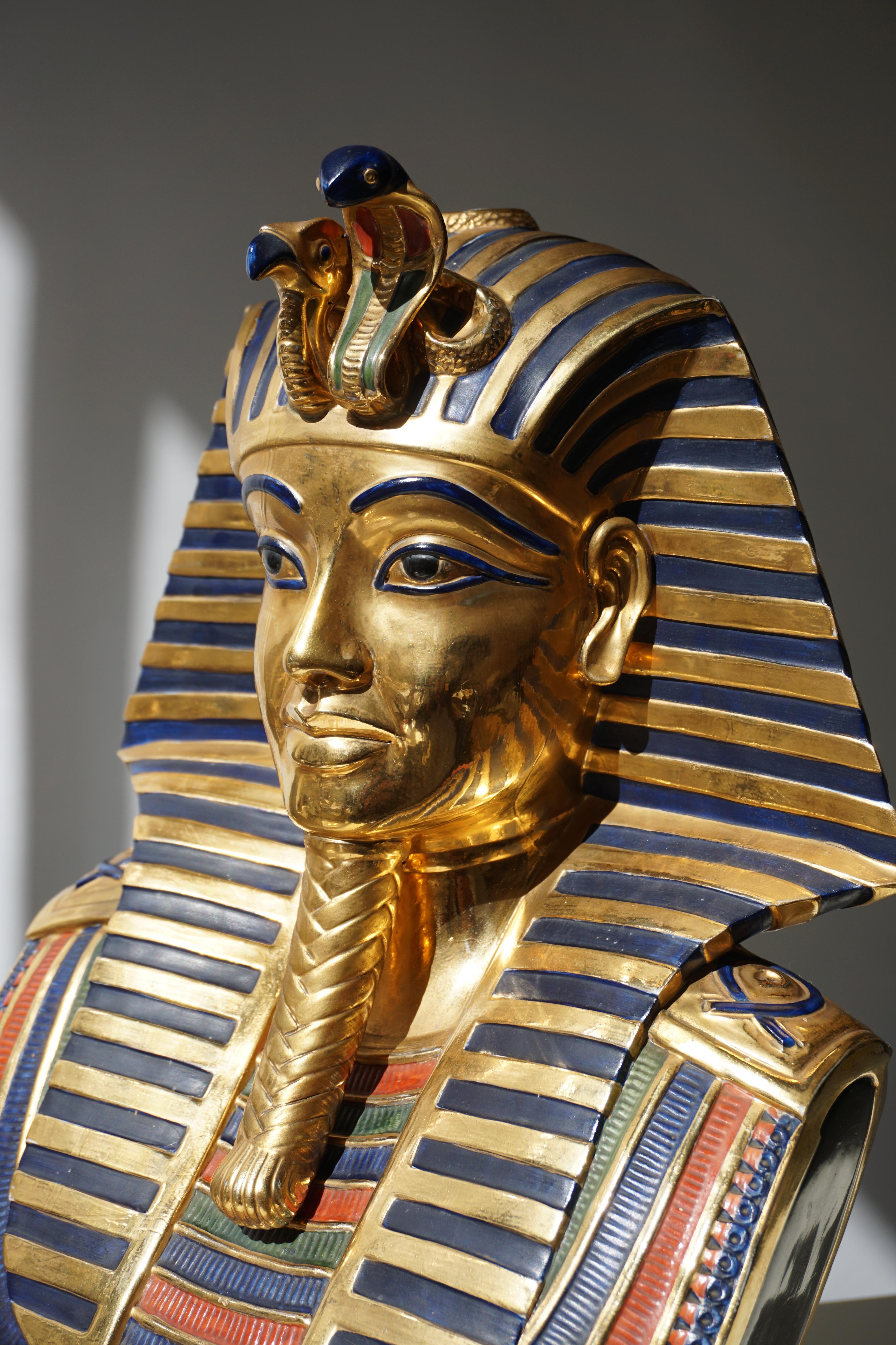 Capodimonte Pharaoh Tutankhamon in Porcelain For Sale 2