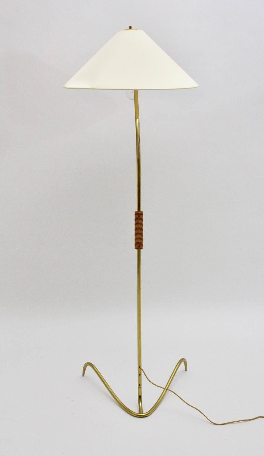 Lampadaire à pieds griffes en laiton moderne du milieu du siècle dernier de Rupert Nikoll, années 1950, Vienne en vente 5