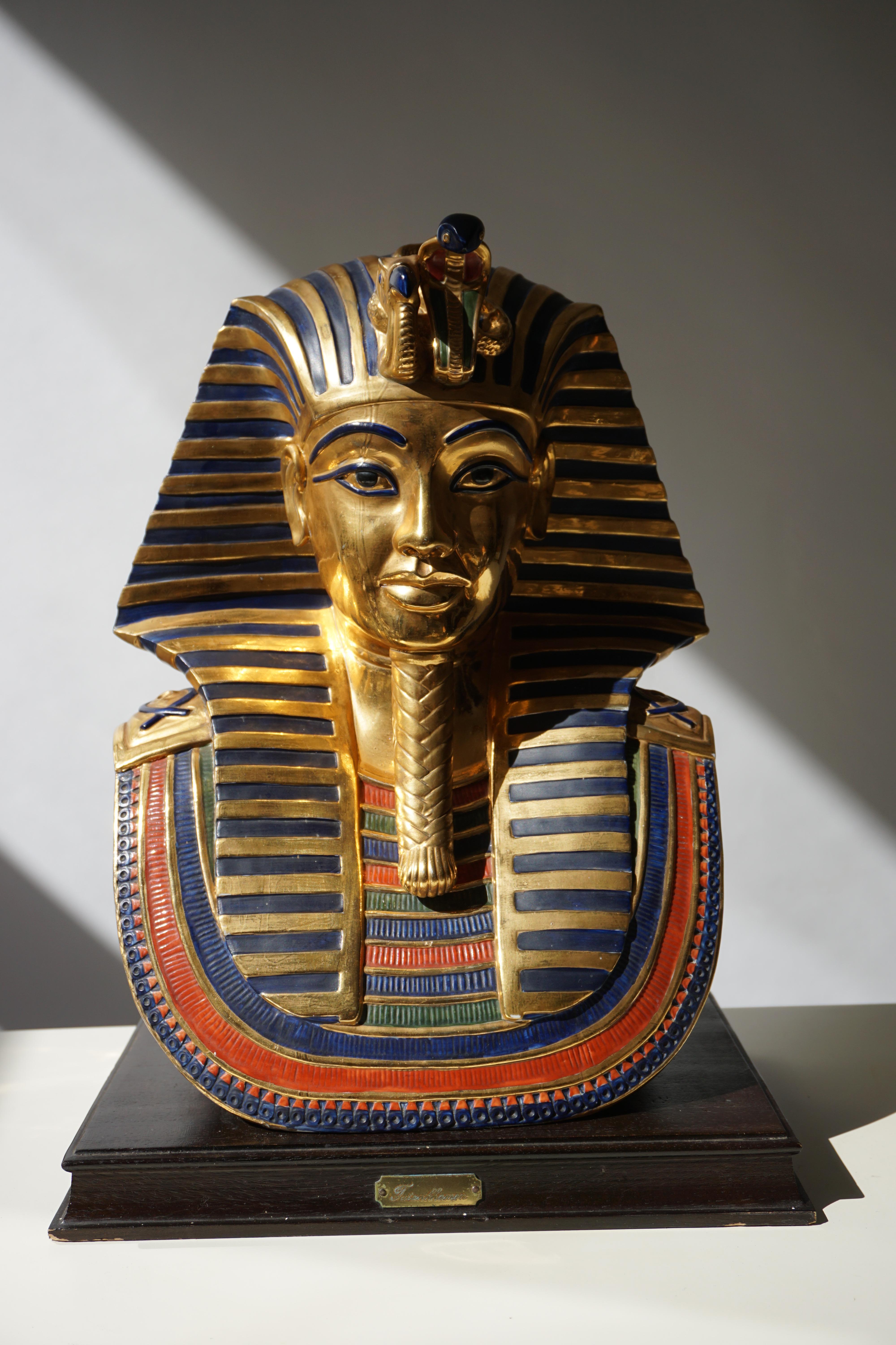 Capodimonte Pharaoh Tutankhamon in Porcelain For Sale 5