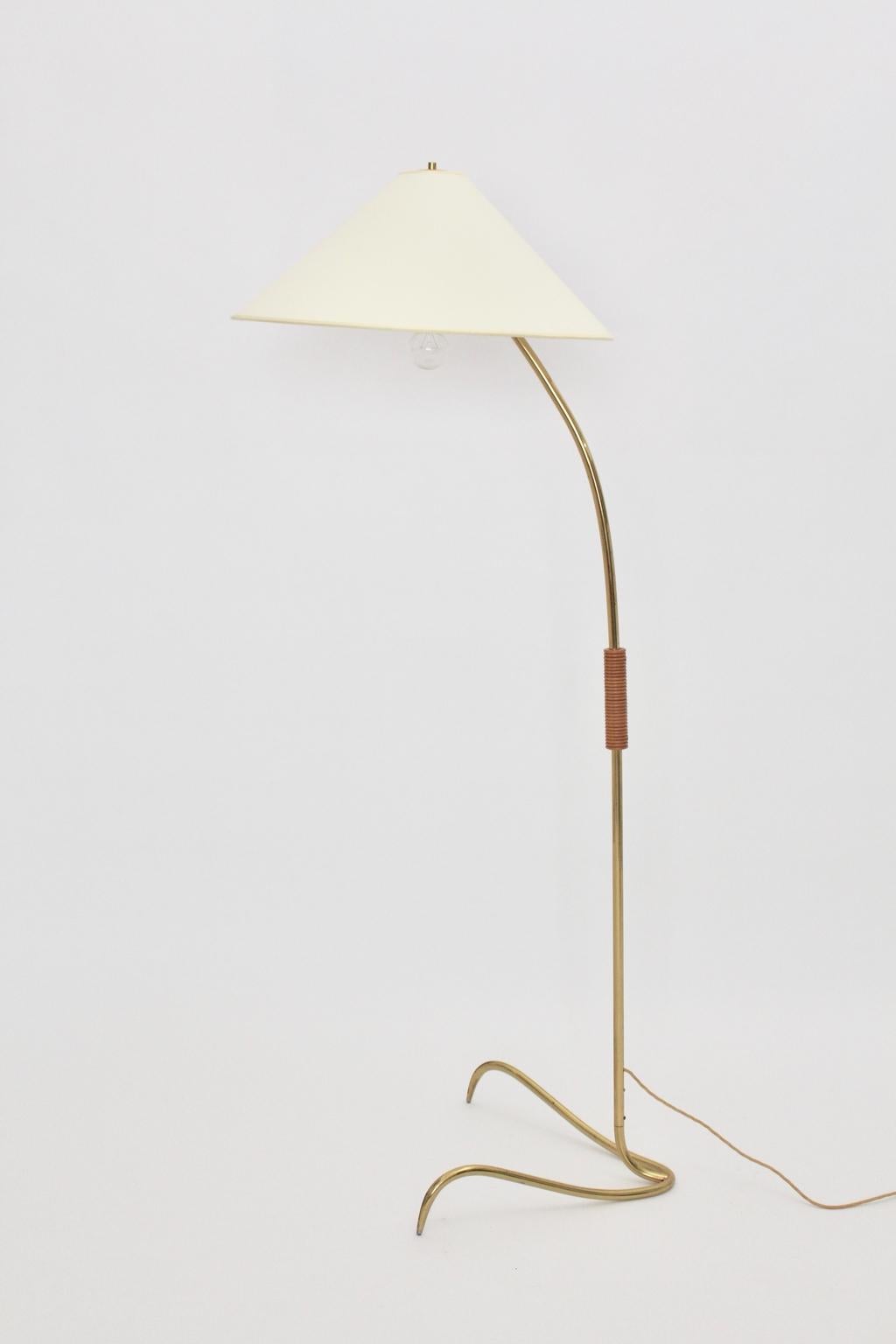 Mid-Clawfoot-Stehlampe aus Messing von Rupert Nikoll, 1950er Jahre, Wien im Angebot 9