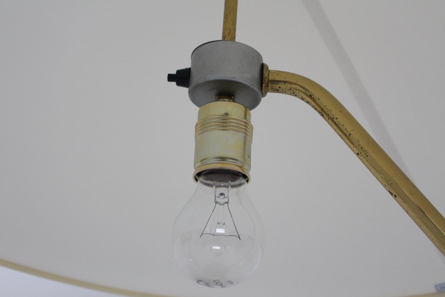 Mid-Clawfoot-Stehlampe aus Messing von Rupert Nikoll, 1950er Jahre, Wien im Angebot 10