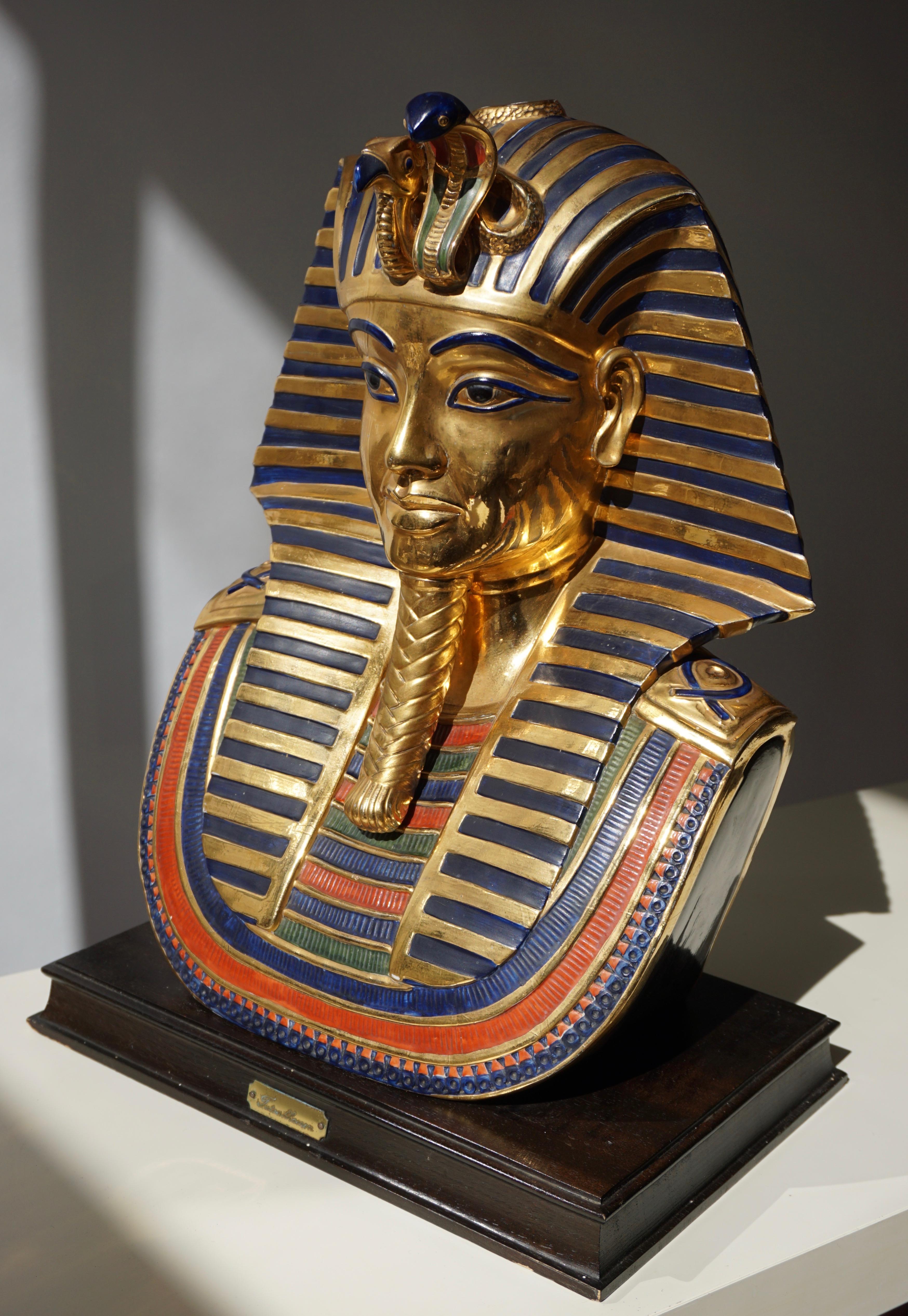 Grande sculpture représentant le pharaon TutanKhamon en porcelaine Capodimonte Italia, décorée et conçue par Mario Pegorami, l'un des plus importants artistes représentant l'ancienne réalisation de la porcelaine Capodimonte.
Porcelaine fine et