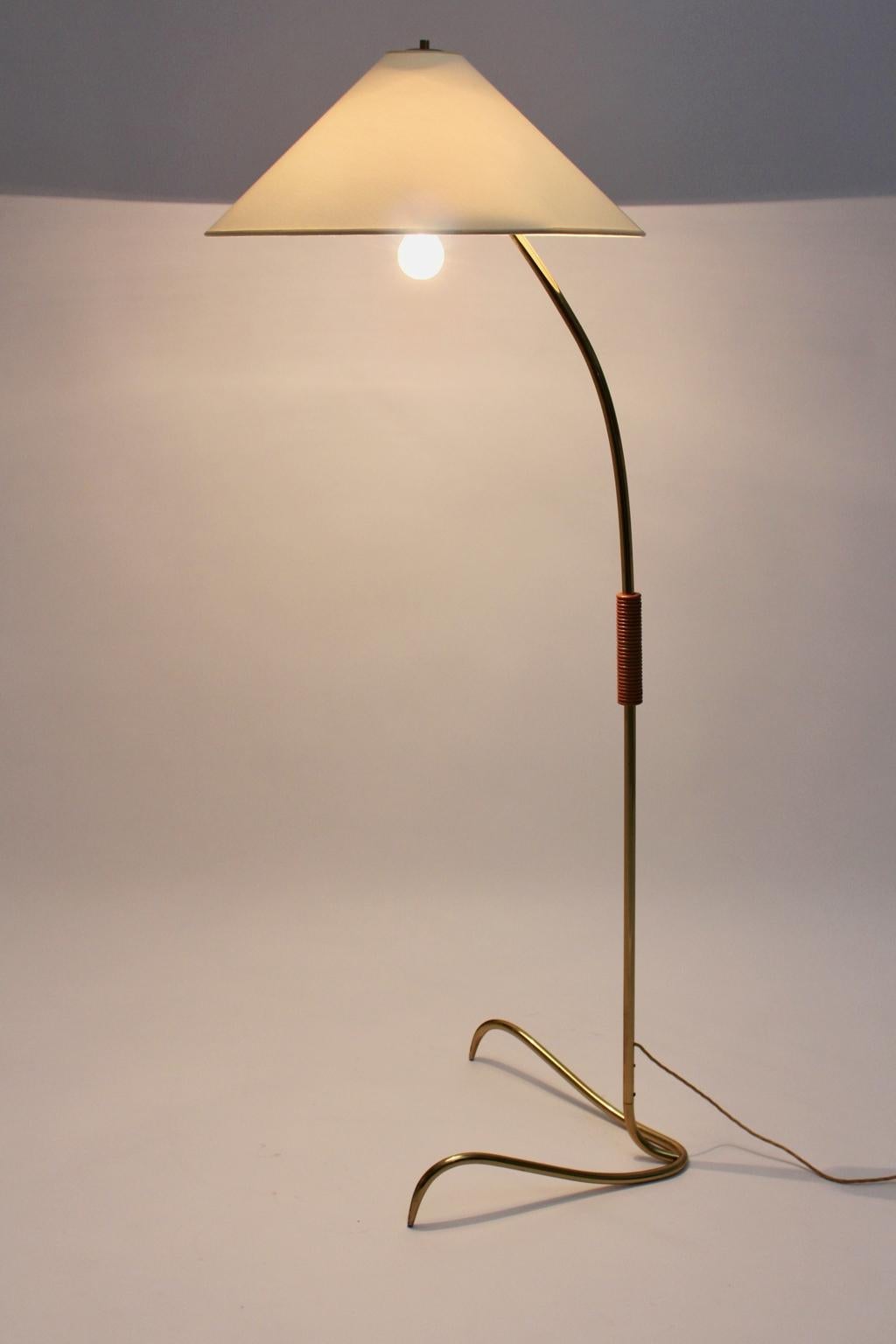 Mid-Clawfoot-Stehlampe aus Messing von Rupert Nikoll, 1950er Jahre, Wien (Moderne der Mitte des Jahrhunderts) im Angebot