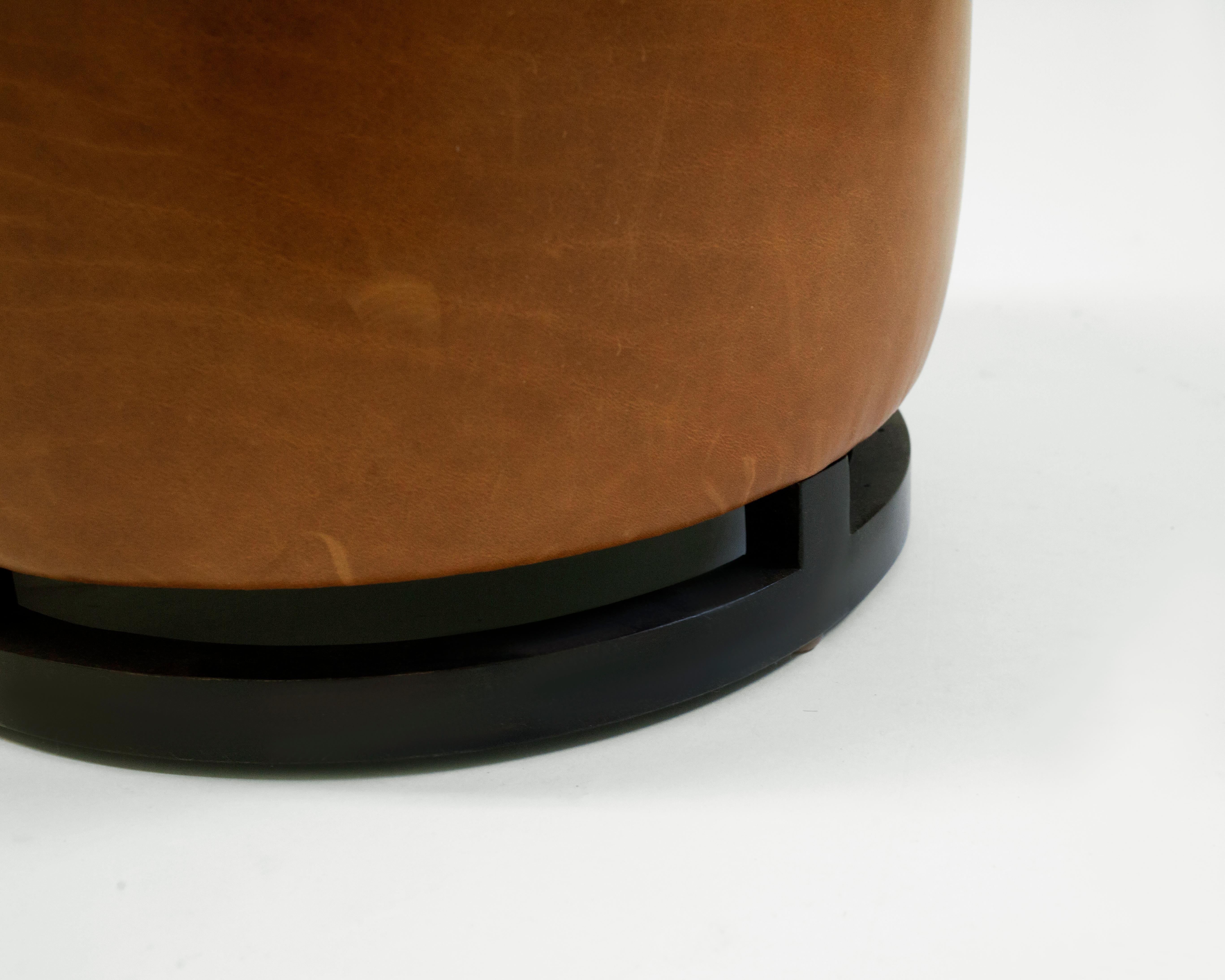 Style international Pouf rond en cuir sur base d'acajou foncé avec détails circulaires sur l'assise en vente