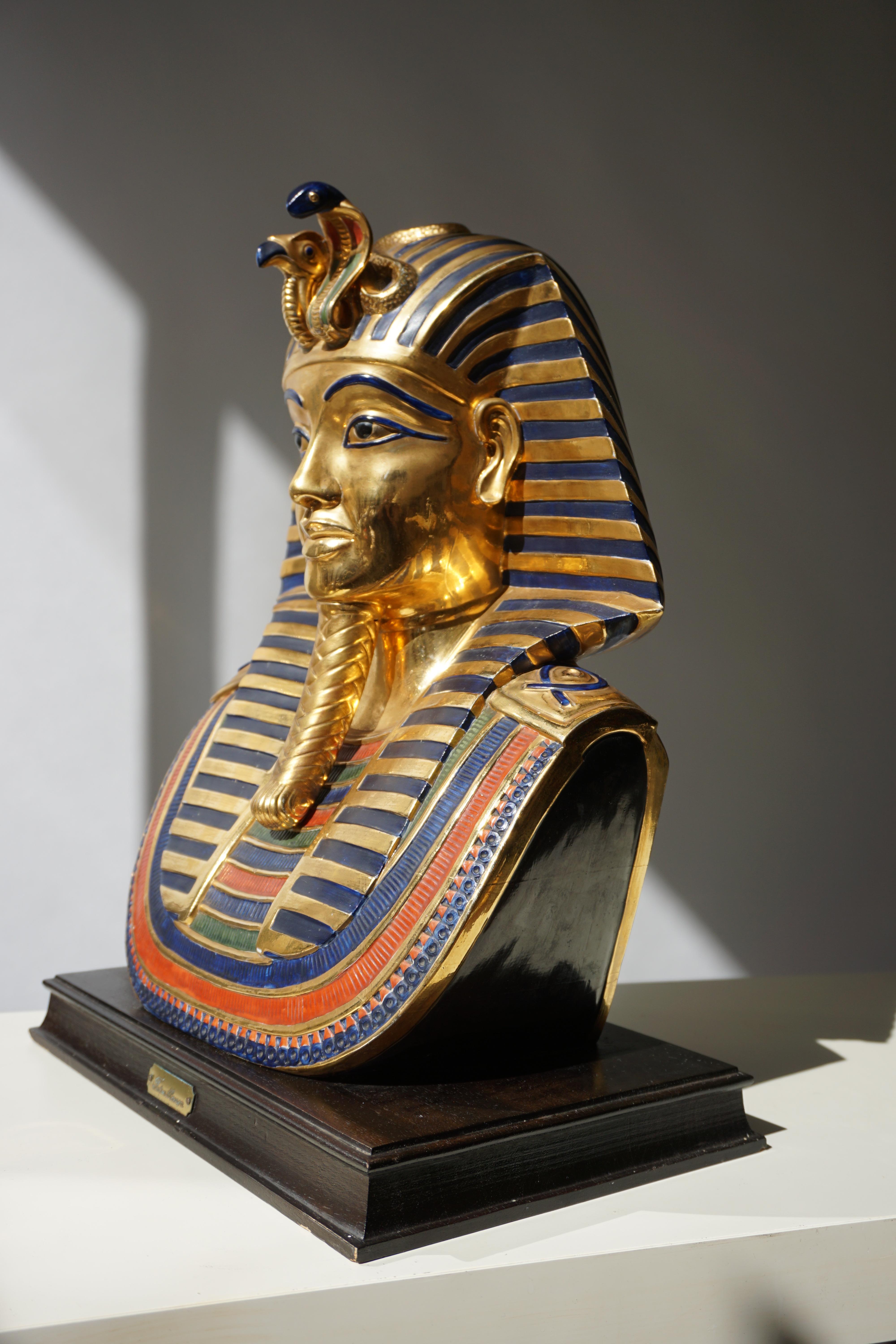 Mid-Century Modern Capodimonte Pharaon Tutankhamon en porcelaine en vente