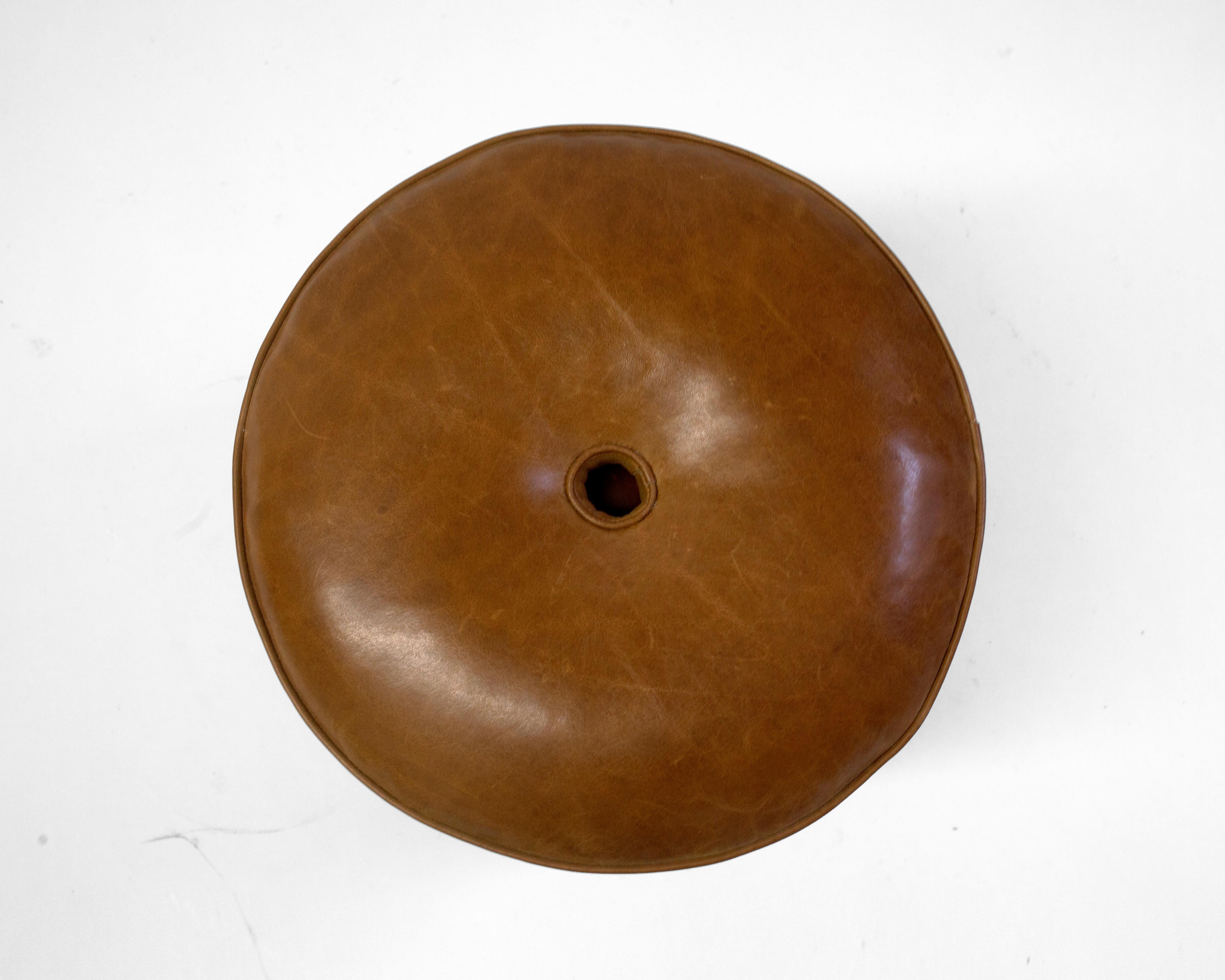 Américain Pouf rond en cuir sur base d'acajou foncé avec détails circulaires sur l'assise en vente