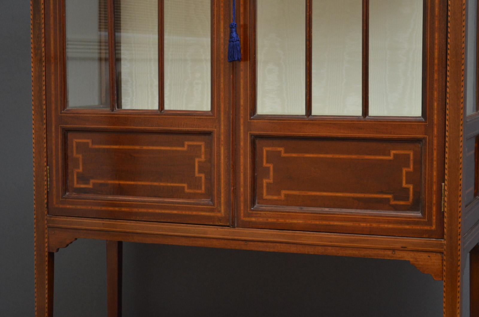 Edwardian Mahogany and Inlaid Display Cabinet In Good Condition In Whaley Bridge, GB