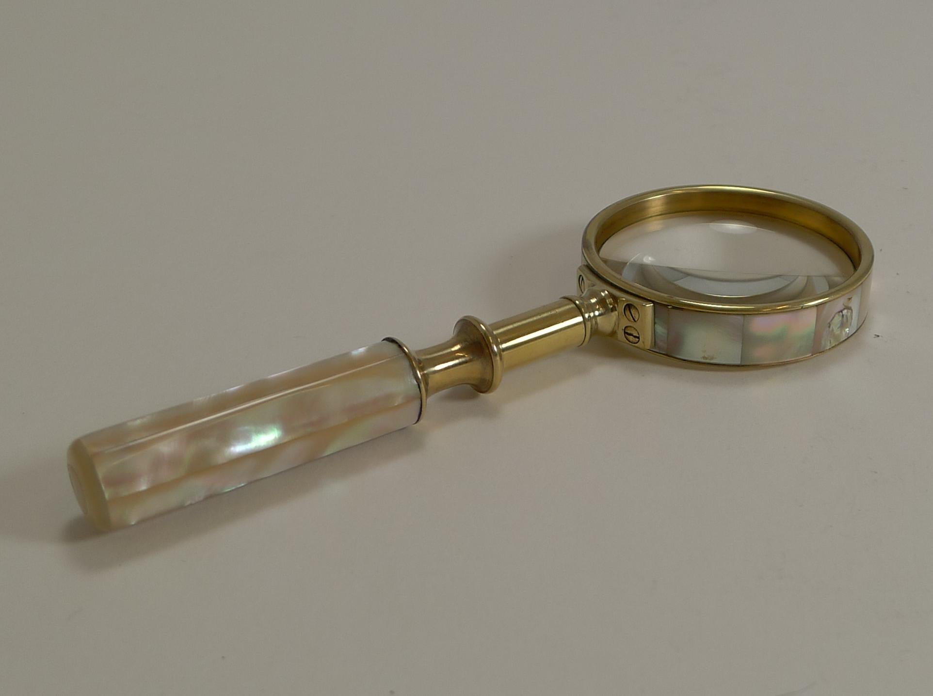 Fine Quality Antique English Brass and Mother-of-Pearl Magnifying Glass In Good Condition In Bath, GB