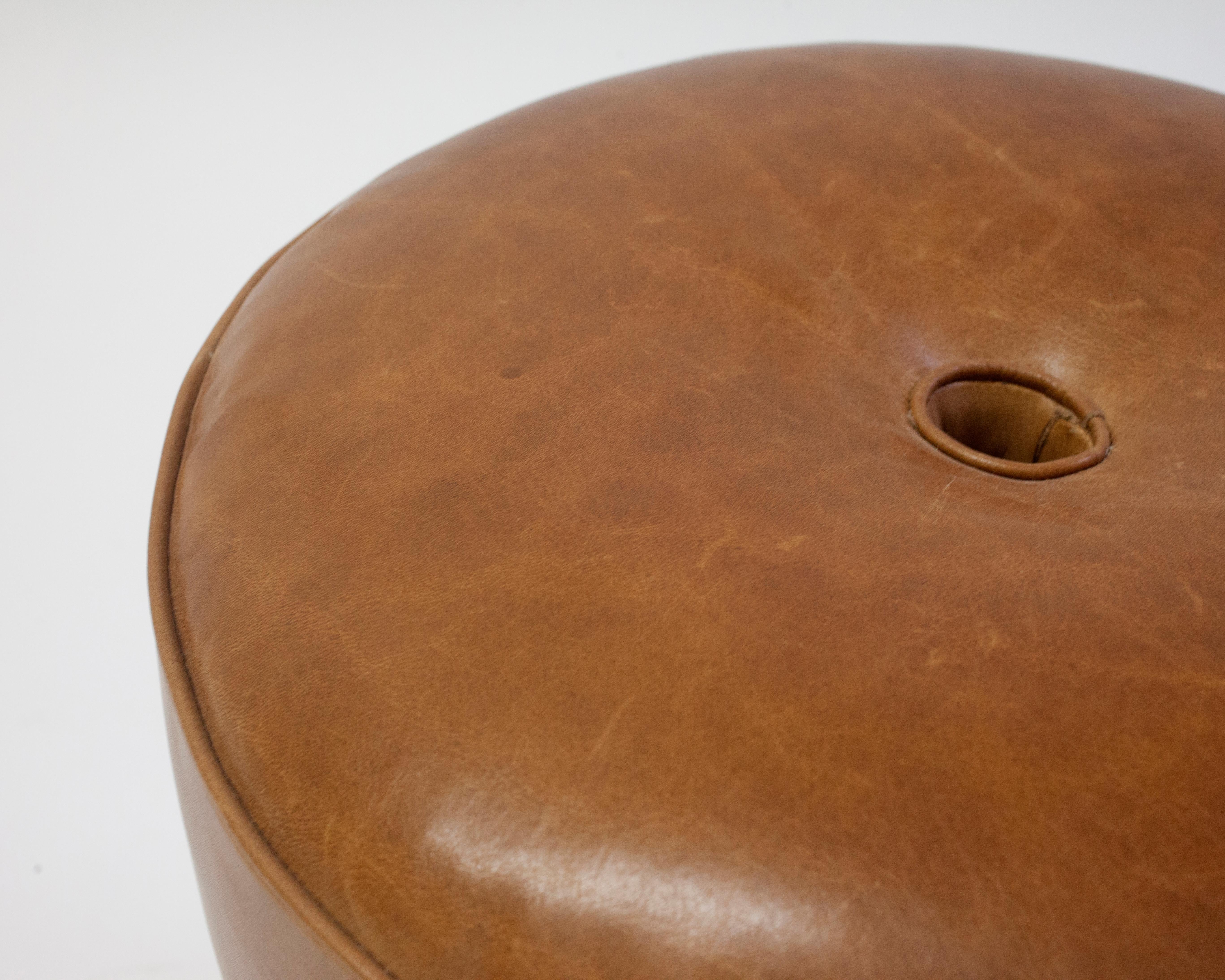 Ébénisé Pouf rond en cuir sur base d'acajou foncé avec détails circulaires sur l'assise en vente