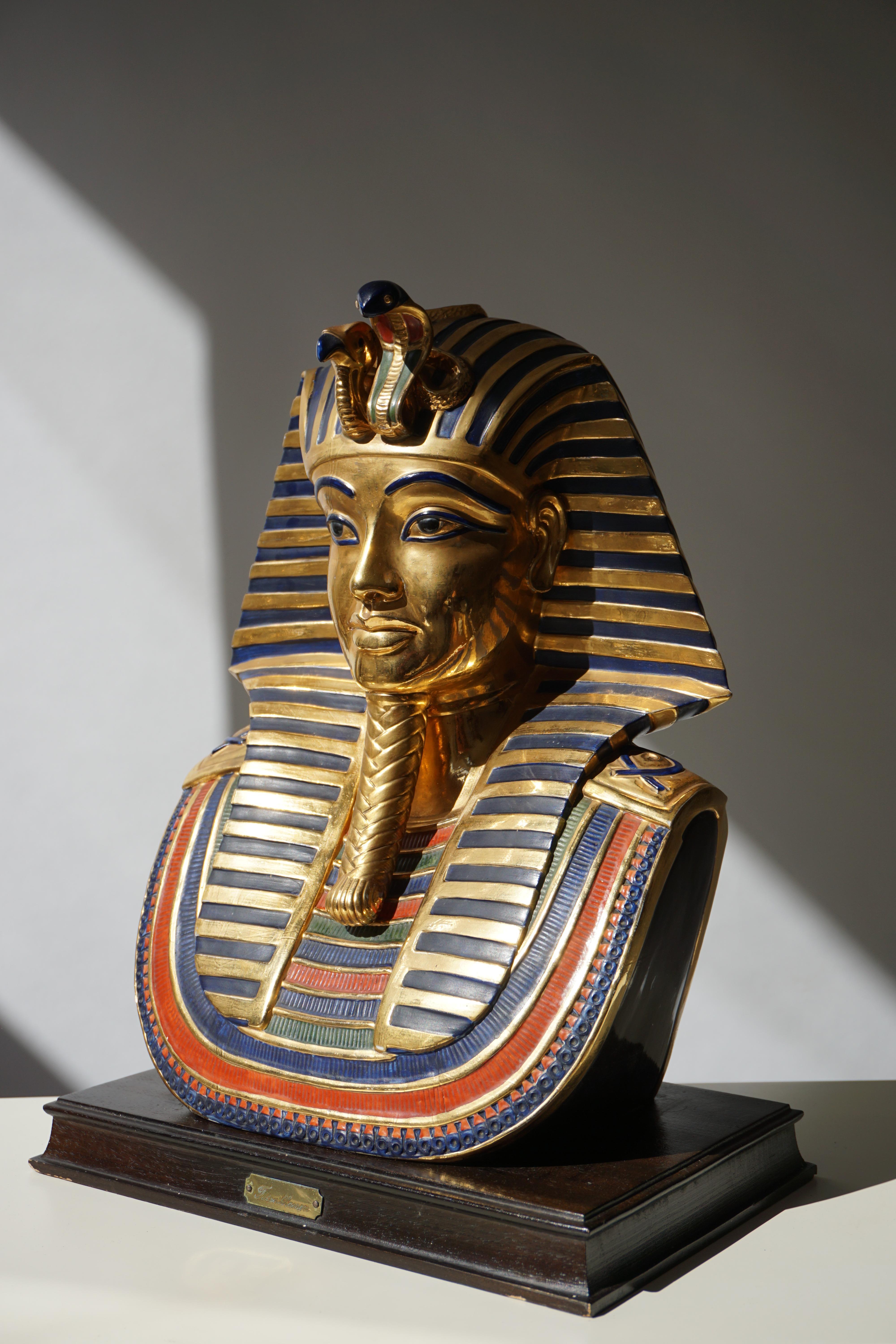 20ième siècle Capodimonte Pharaon Tutankhamon en porcelaine en vente