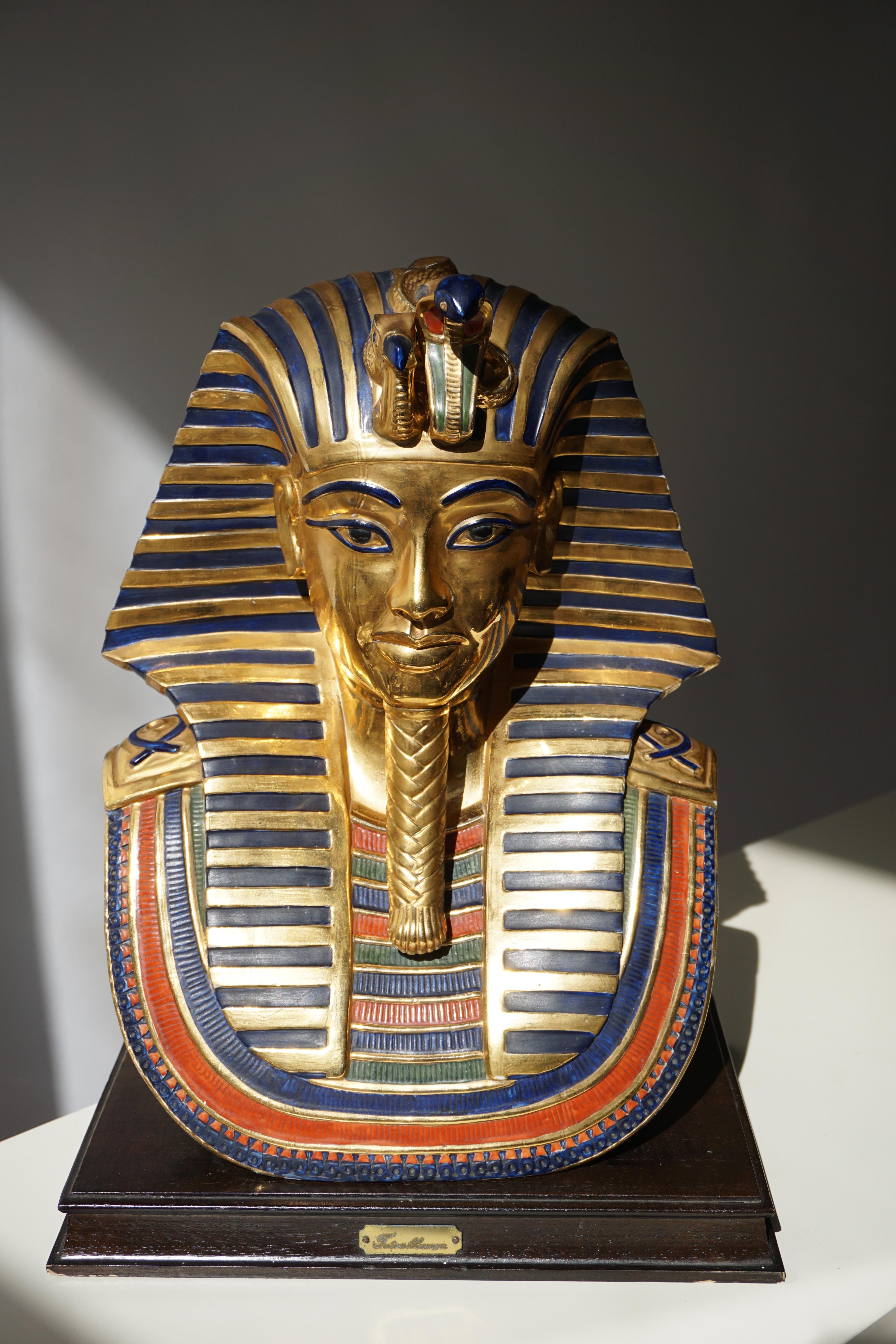 Italiano Capodimonte Faraone Tutankhamon in porcellana in vendita