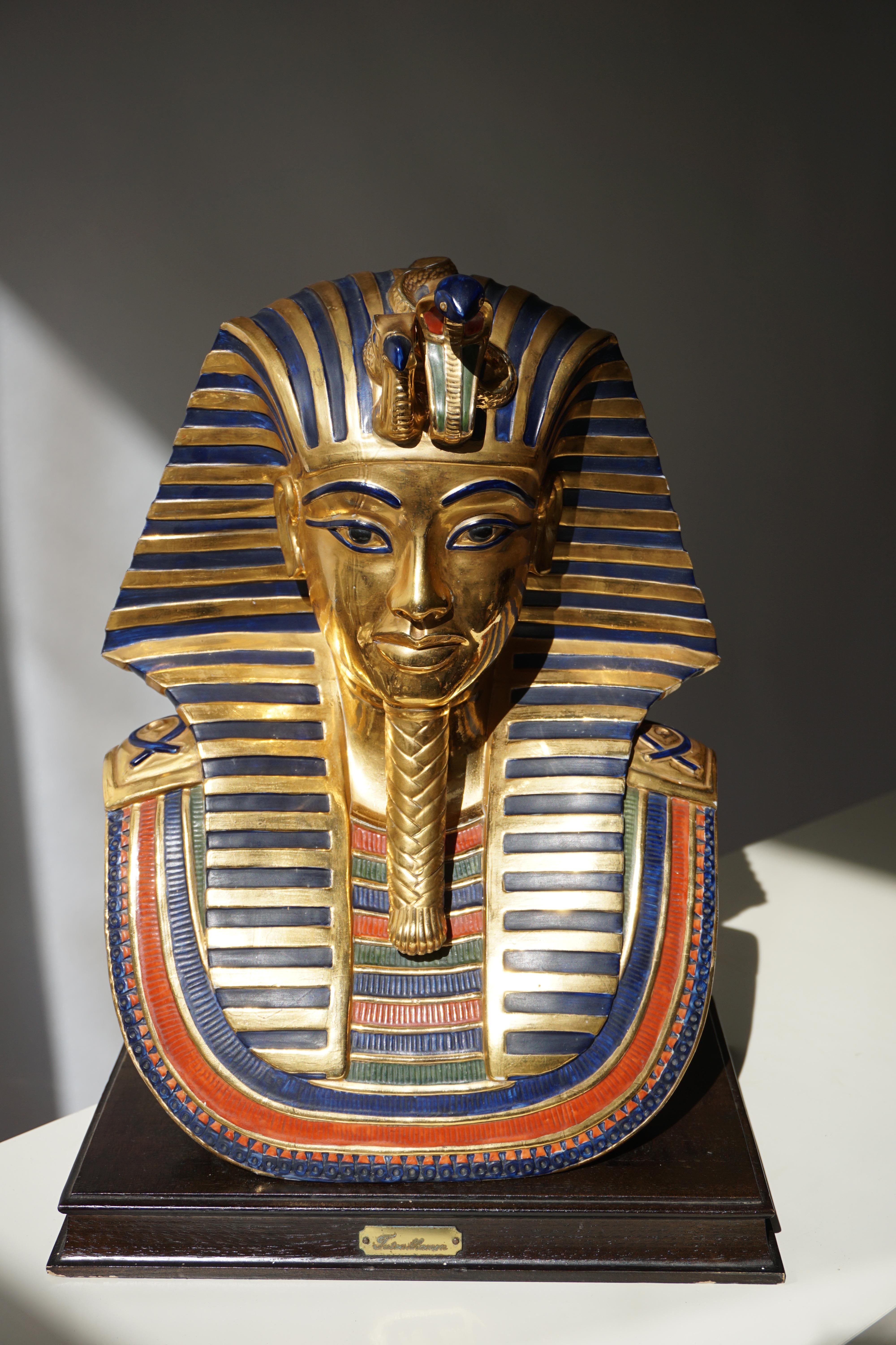 Capodimonte Pharaoh Tutankhamon in Porcelain In Good Condition For Sale In Antwerp, BE