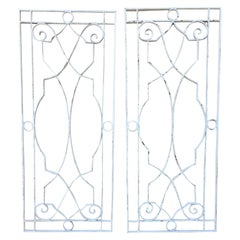 Par de grandes colgantes de pared de hierro arquitectónico
