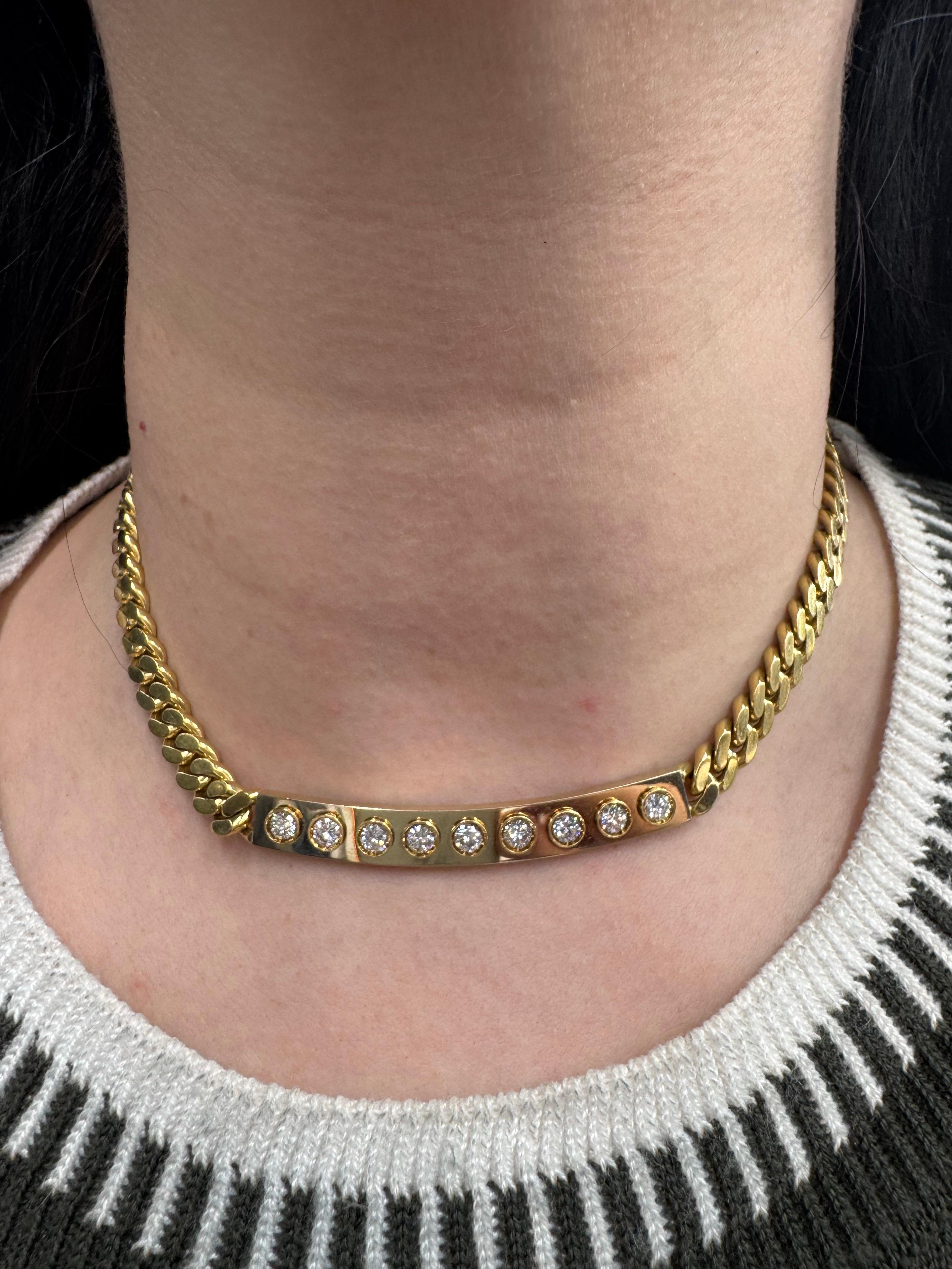 Firmata Bulgari, questa collana in oro giallo 18 carati presenta un lingotto d'oro contenente 9 diamanti del peso approssimativo di  1,62 carati su una catena a maglie cubane. 
Barra diamantata lunga 2,50 pollici
Catena larga 0,27 pollici
Catena 15