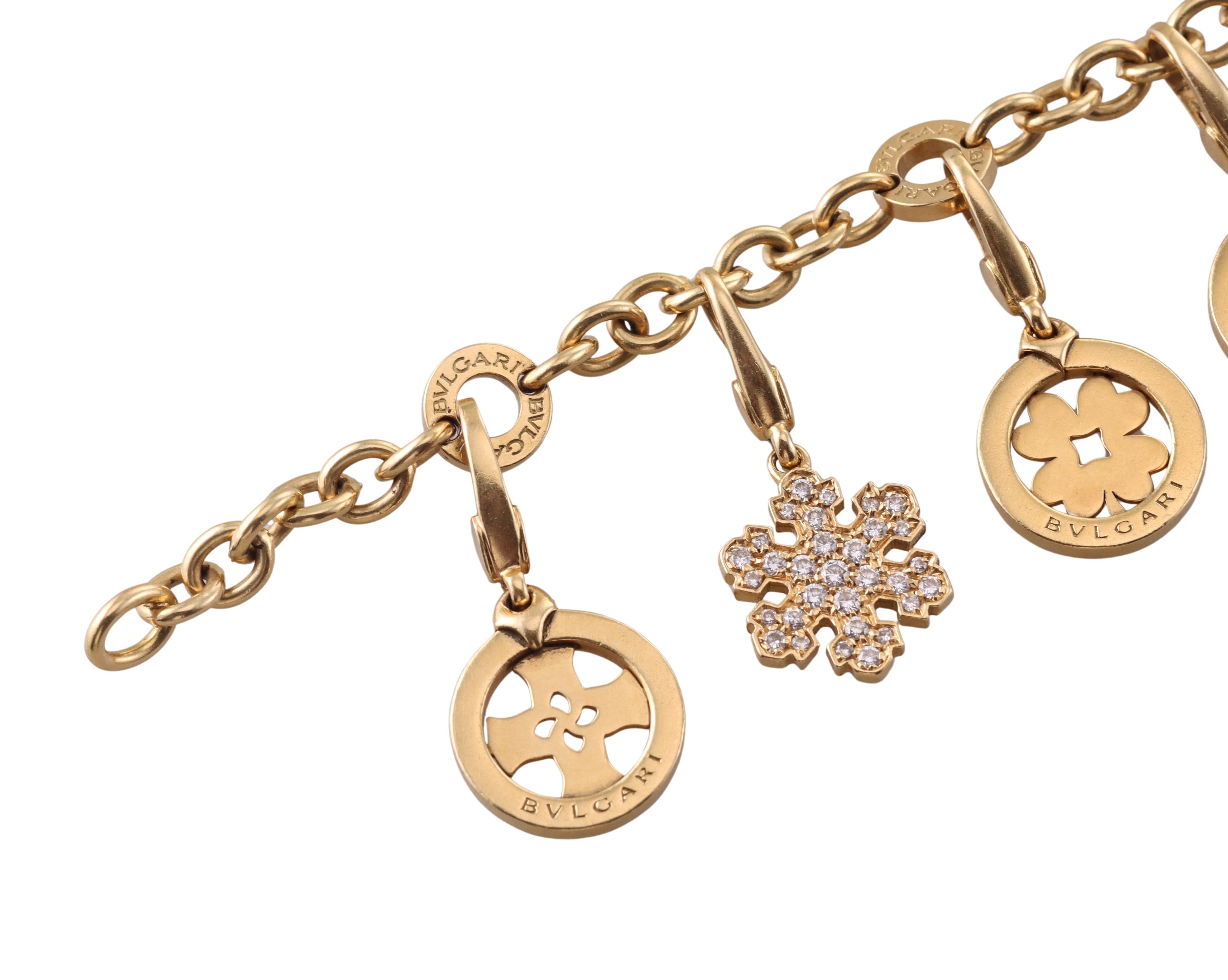 Taille ronde Bulgari Bracelet à breloques en or, diamant, corail et onyx en vente