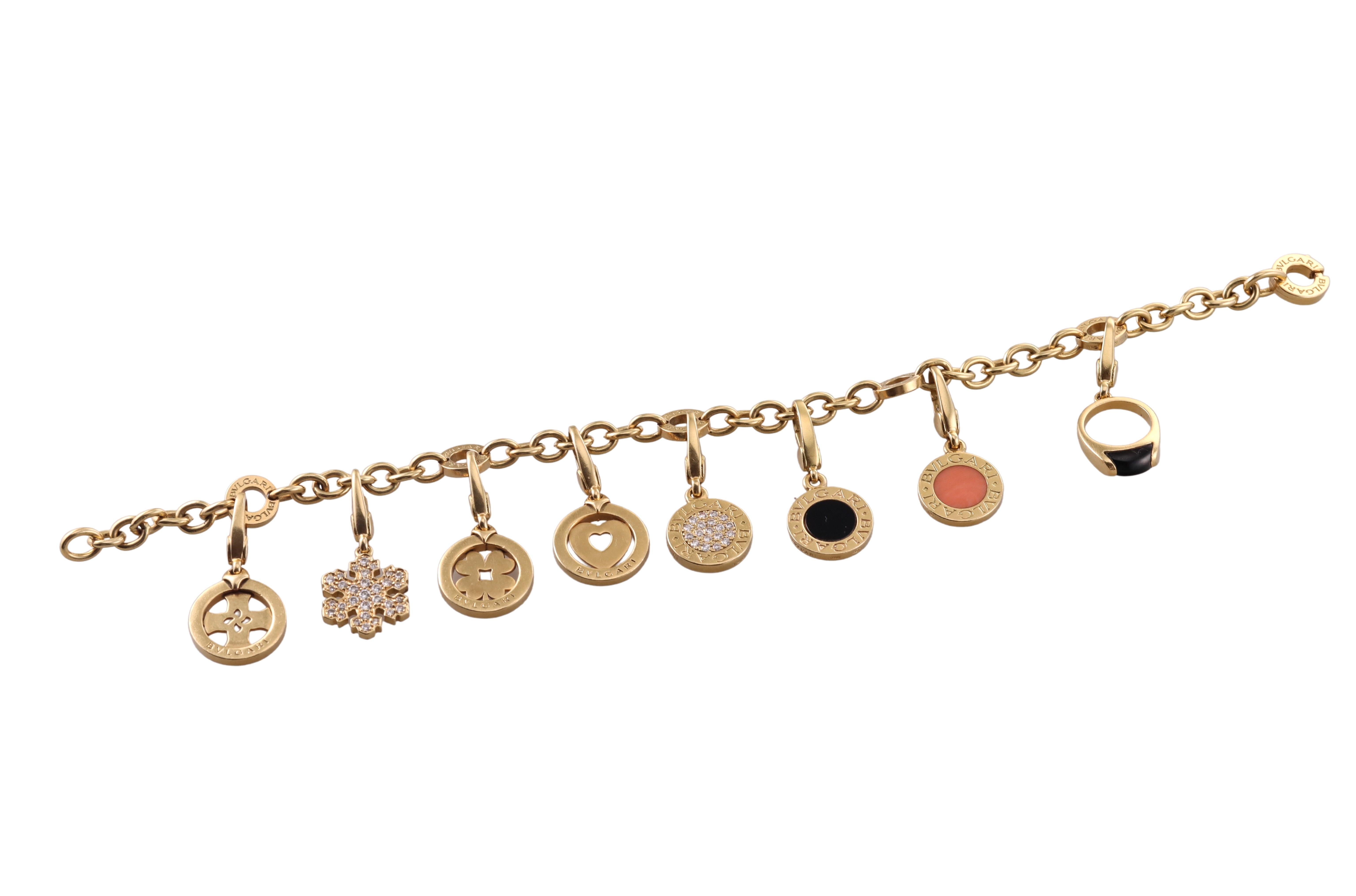Bulgari Bracelet à breloques en or, diamant, corail et onyx en vente 1