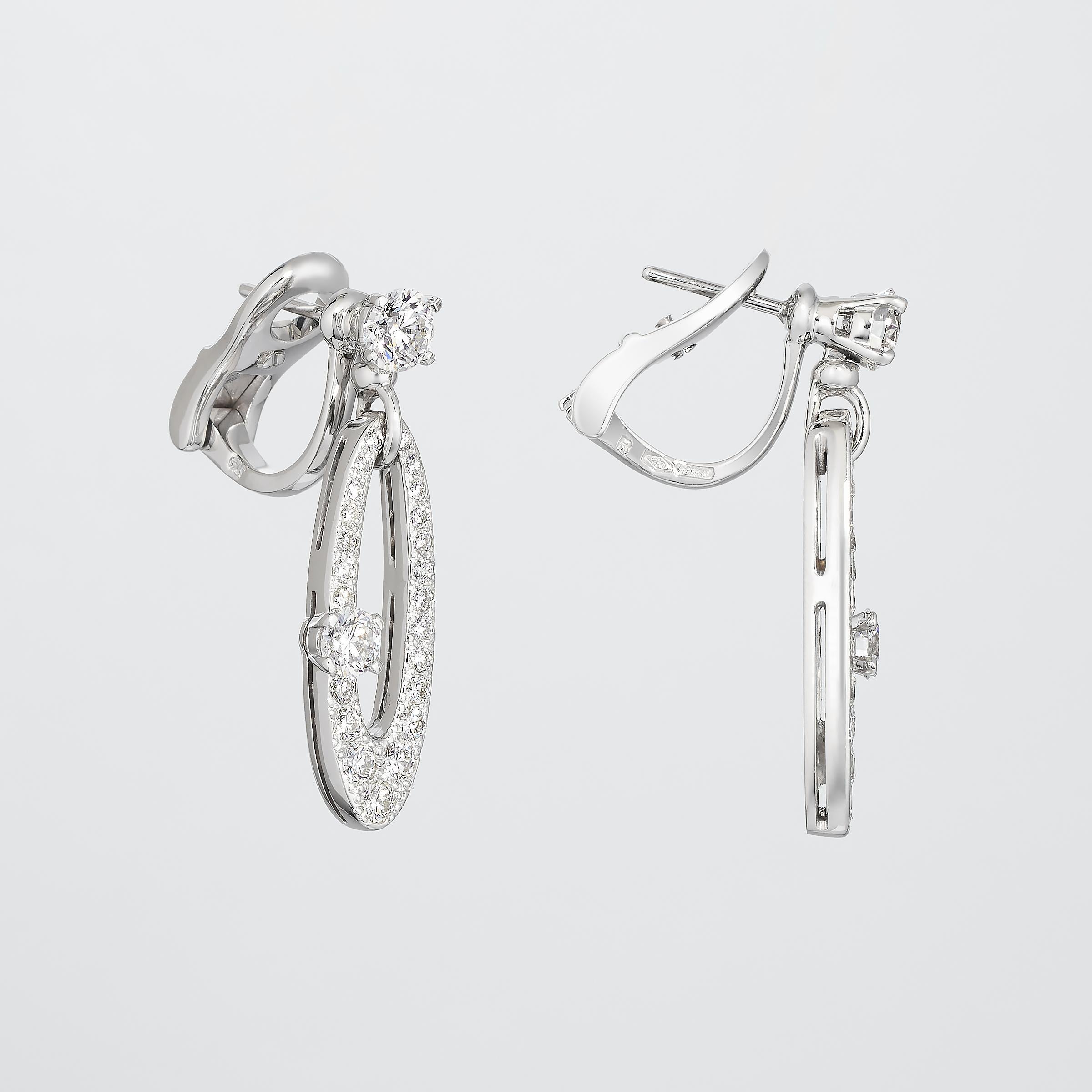 Les boucles d'oreilles en diamant Bulgari de la collection Elysium, élégantes et sophistiquées, brillent d'environ 2,5 carats de diamants blancs fins sertis dans de l'or 18 carats. Cette collection Bulgari s'inspire de l'esthétique Art Deco et les