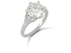 Bulgari-Solitärring mit seitlichen Diamanten, um 1950.