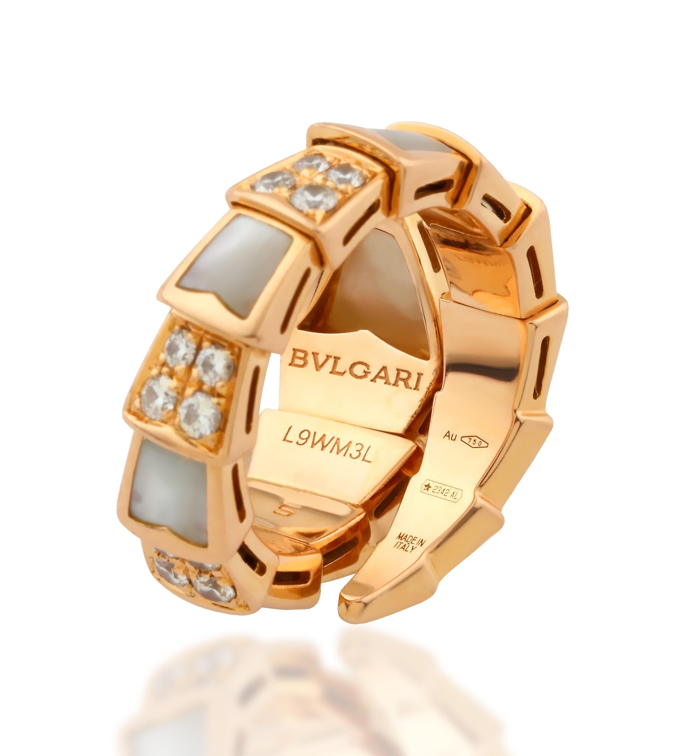 Bague Bulgari Serpenti en or jaune 18 carats, diamants et nacre Pour femmes en vente