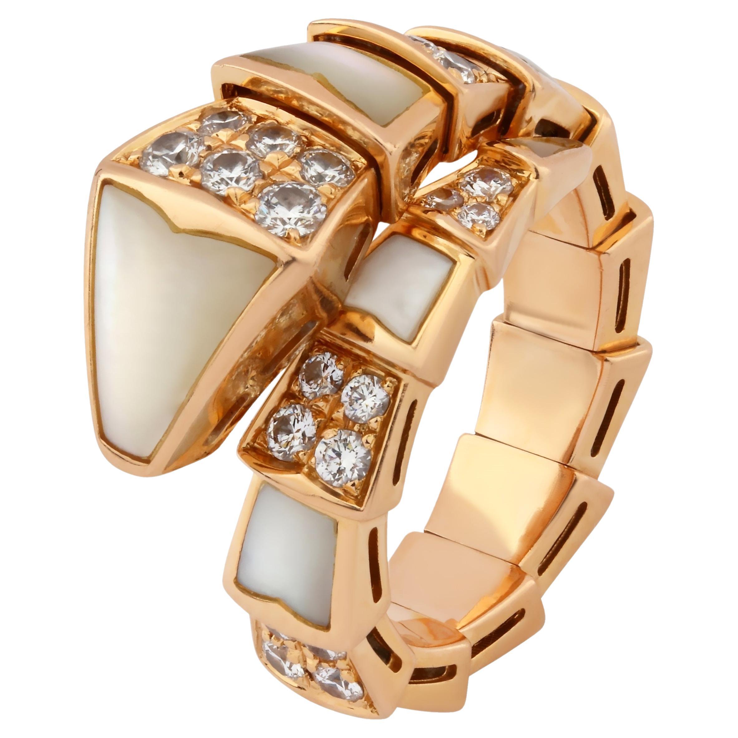 Bulgari Serpenti-Ring aus 18 Karat Gelbgold mit Diamanten und Perlmutt