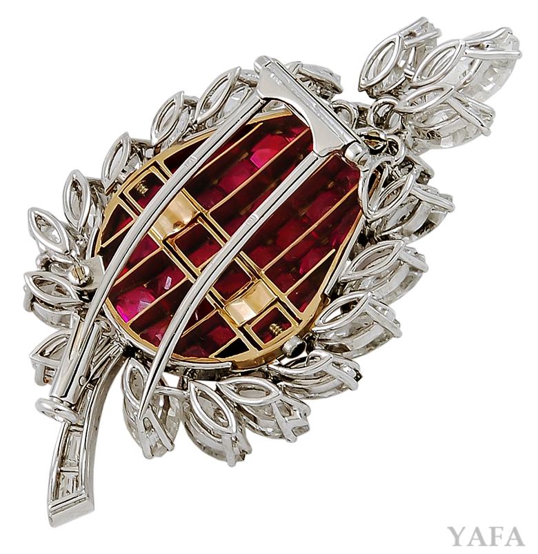Designed as a leaf motif, this Bulgari Mystery-Set brooch centers upon several radiant calibré cut rubies with luminous marquise shaped petals that frame it, finely crafted in 18k gold and platinum.
Signed Bulgari.
Circa 1960’s
