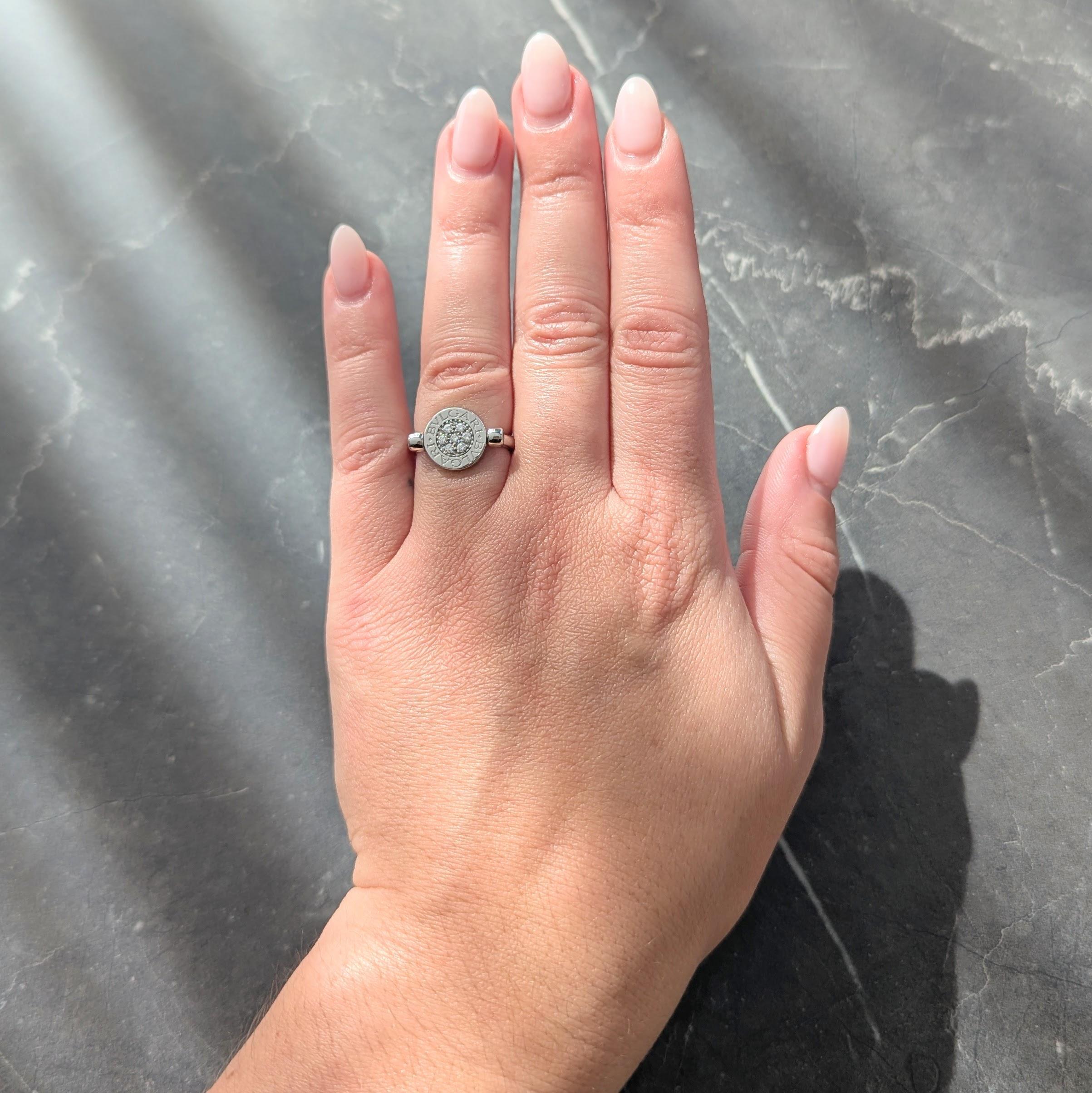 L'anello stile Signet centra un disco circolare di 11,0 mm che ruota su un asse.
Un lato è incastonato con diamanti rotondi taglio brillante a grappolo.
Peso totale di circa 0.20 carati - occhi puliti e luminosi
L'altro lato è intarsiato con una