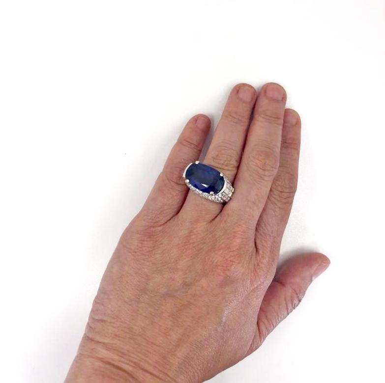 Bulgari Diamond AGL Certified  Oval-Shaped Ceylon No Heat Sapphire Ring In Good Condition For Sale In New York, NY