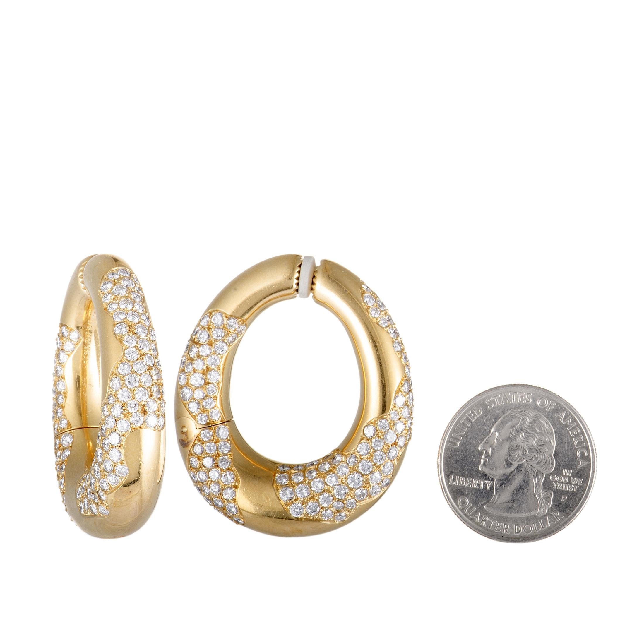 These stunning earrings presented by Bvlgari boast an exceptionally prestigious-looking design, epitomizing refined extravagance and offering a splendidly elegant appearance. The earrings are expertly crafted from luxurious 18K yellow gold and set