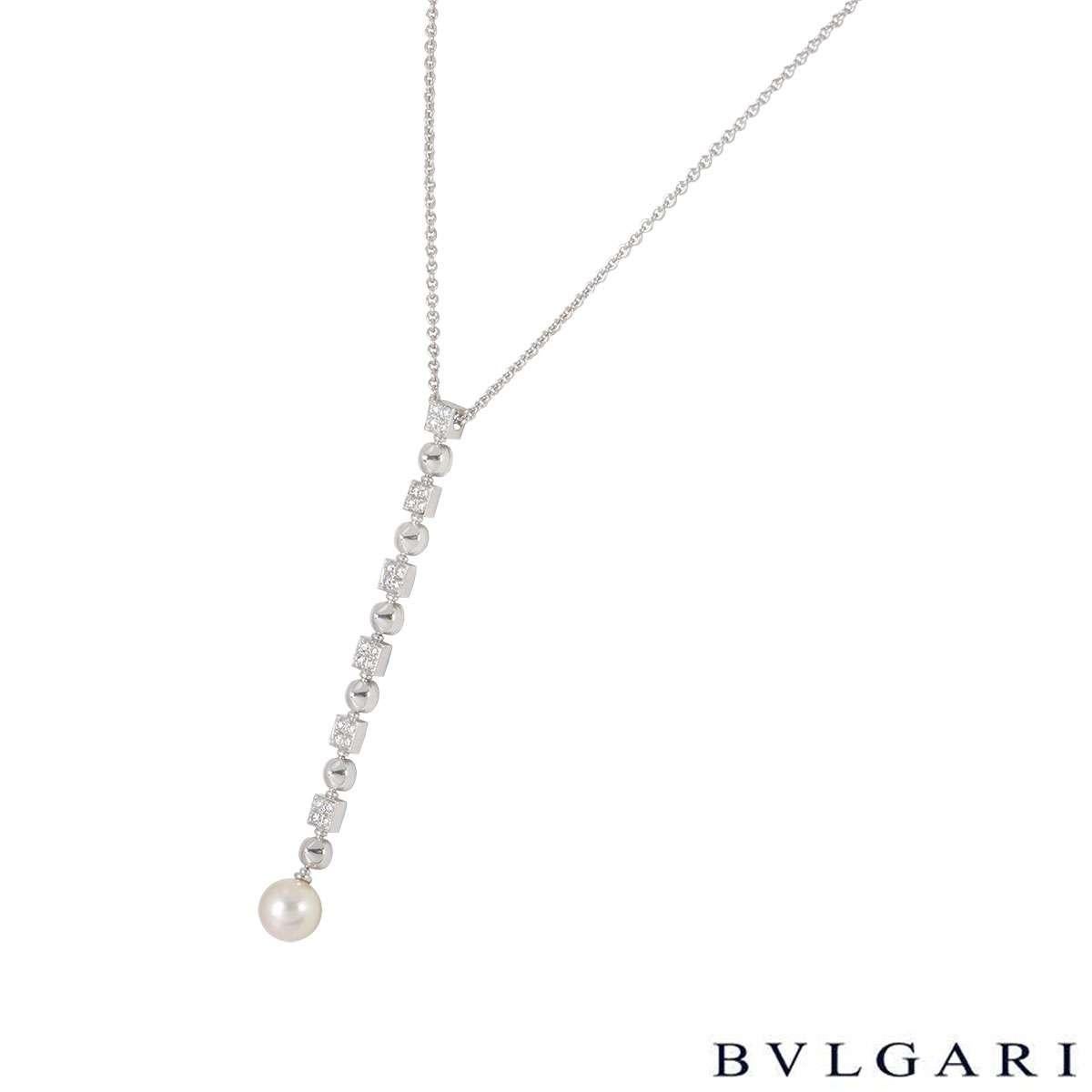 A beautiful 18k white gold diamond and pearl pendant from the Lucea collection by Bvlgari. The pendant is composed of 6 diamond set square links interlinked with 6 white gold spherical links, complemented by a single pearl suspended at the bottom.