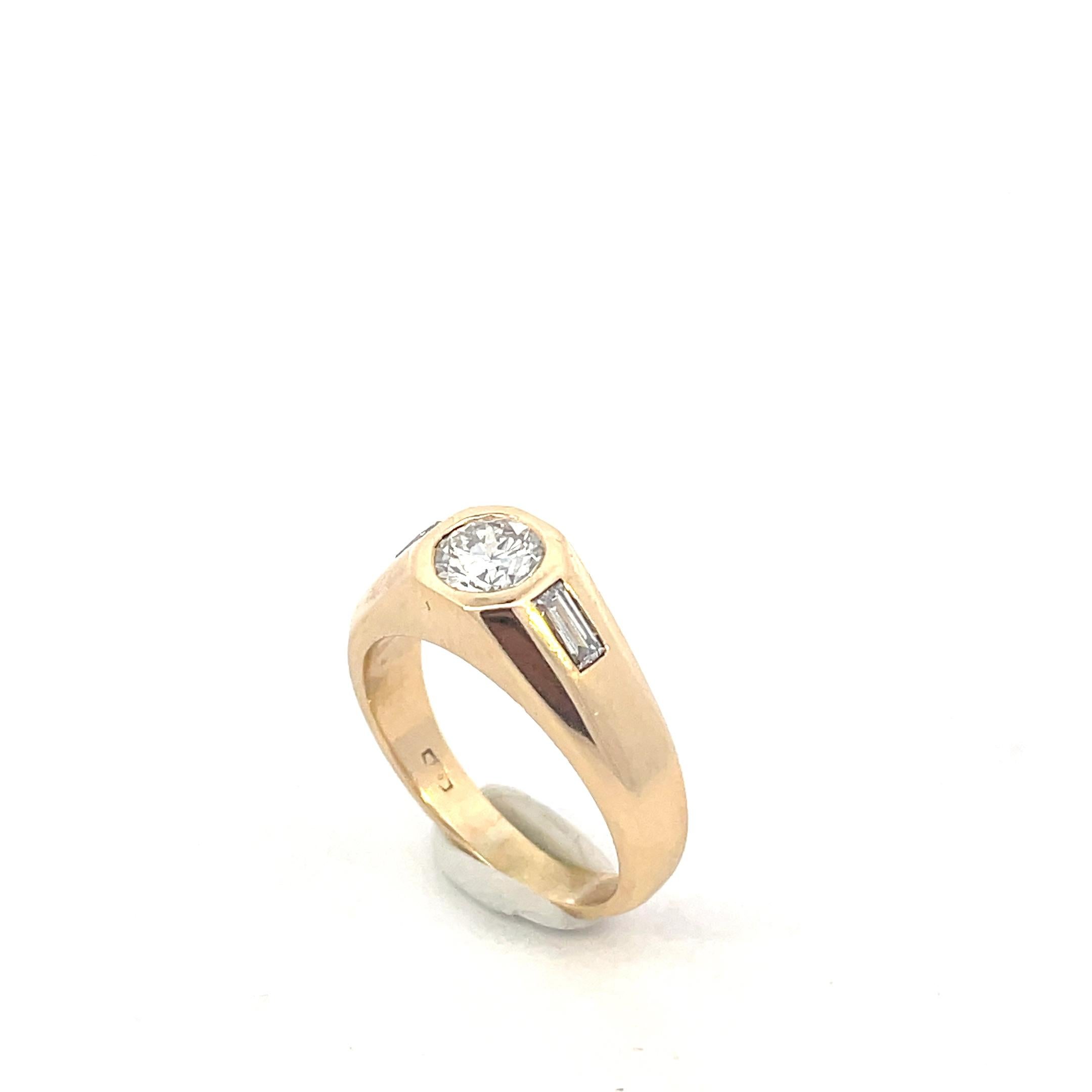 Bulgari Diamond Ring 18kt Yellow Gold 1970's In Excellent Condition For Sale In Milano, IT