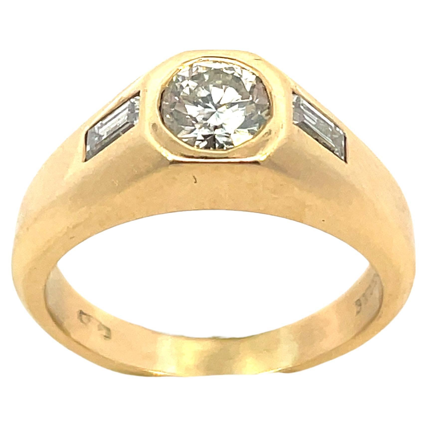 Très jolie bague en diamant vintage Bulgari des années 1970, la pierre centrale étant un diamant rond de taille brillant pesant environ 0,70 carats et agrémentée de 2 diamants de taille baguette pesant environ 0,18 cts.
Le diamant central est de
