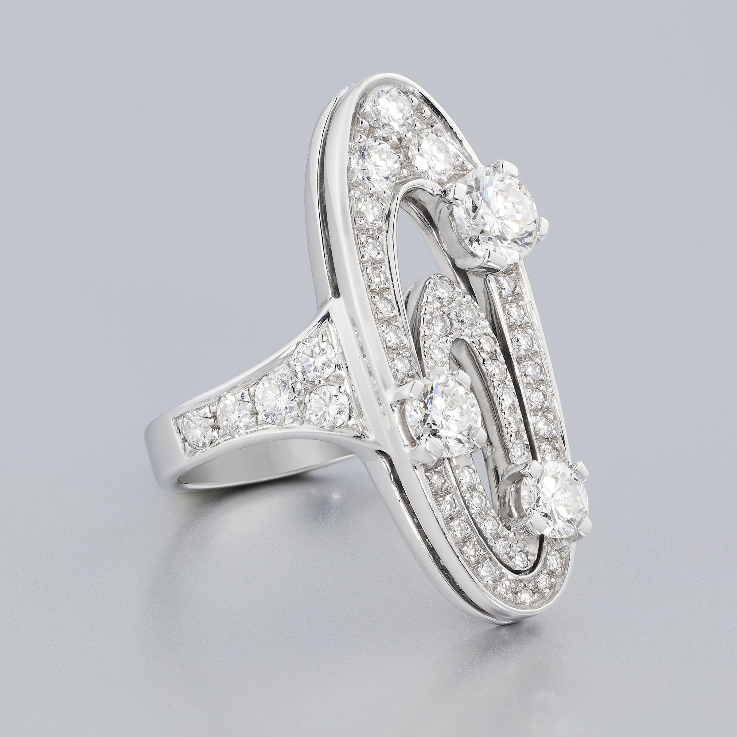 Bague en diamant Bulgari incroyablement élégante de la collection Elysium mettant en valeur environ 2,5 carats de diamants blancs fins sertis dans de l'or 18 carats. Cette collection Bulgari s'inspire de l'esthétique High Style Deco et la bague