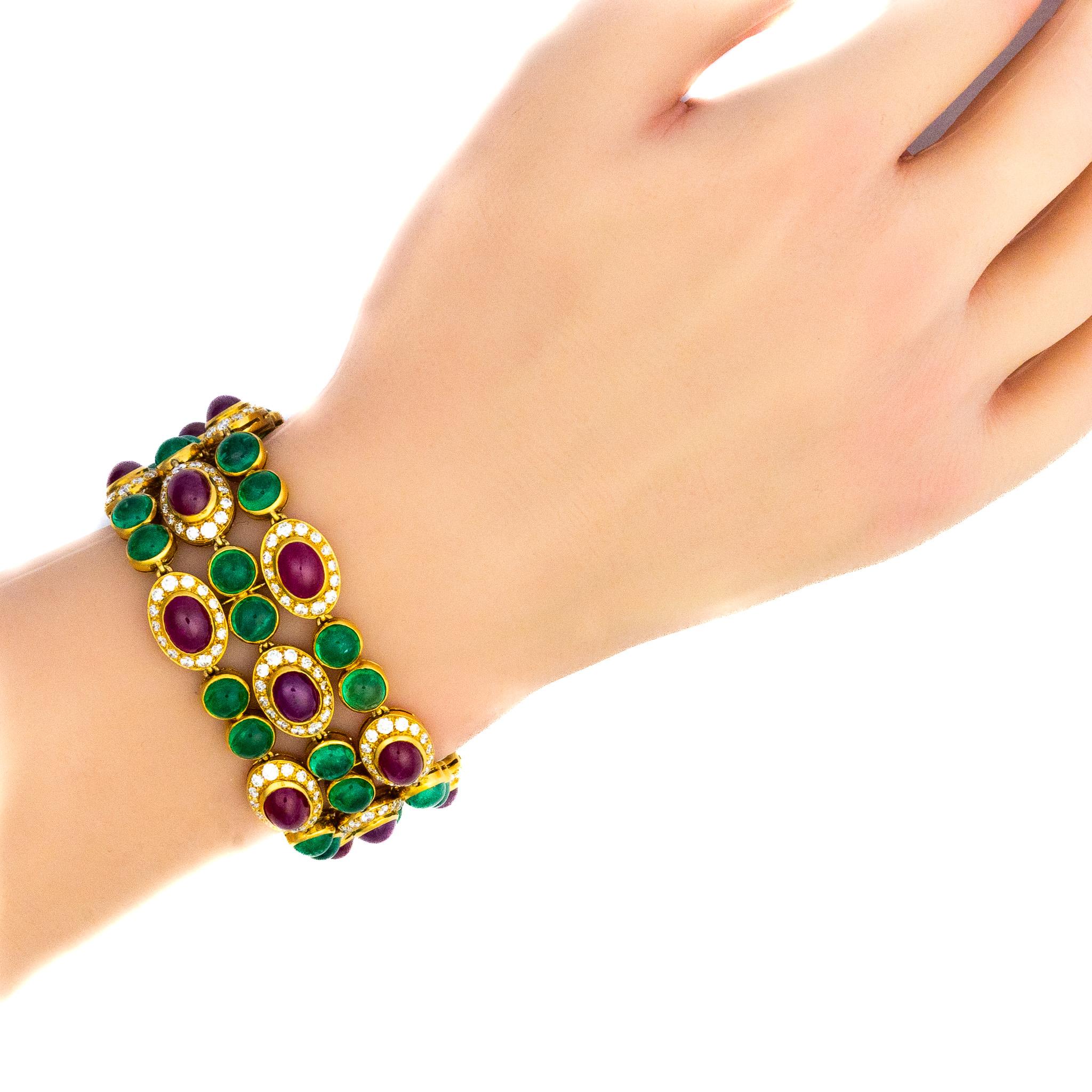 Bulgari Diamant-, Rubin- und Smaragd-Armband mit drei Strängen im Zustand „Hervorragend“ in New York, NY