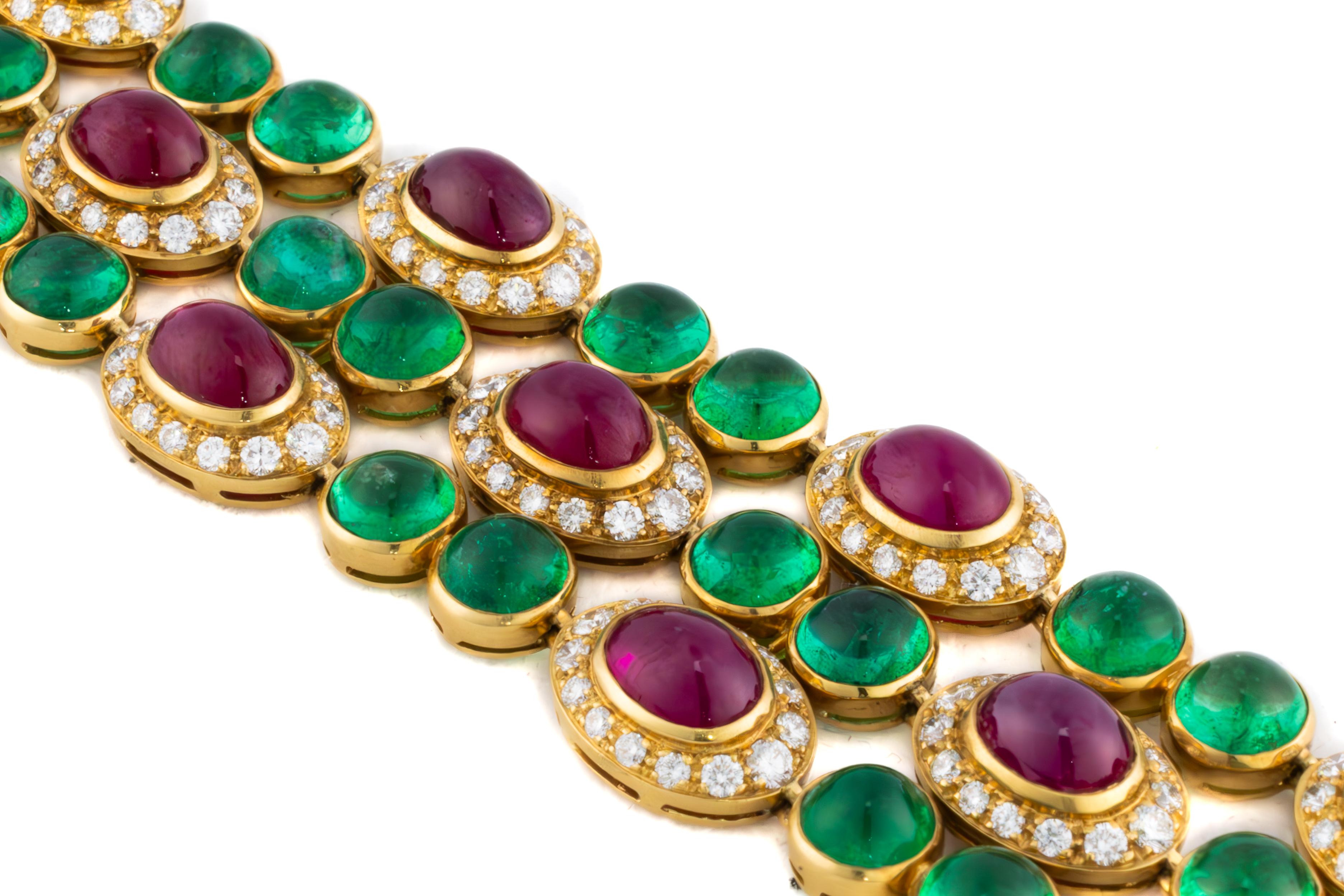 Bulgari Diamant-, Rubin- und Smaragd-Armband mit drei Strängen

Dieses atemberaubende Bulgari-Armband aus luxuriösem 18-karätigem Gelbgold besticht durch sein exquisites Design mit leuchtenden Smaragden und Rubinen im Cabochon-Schliff, die von