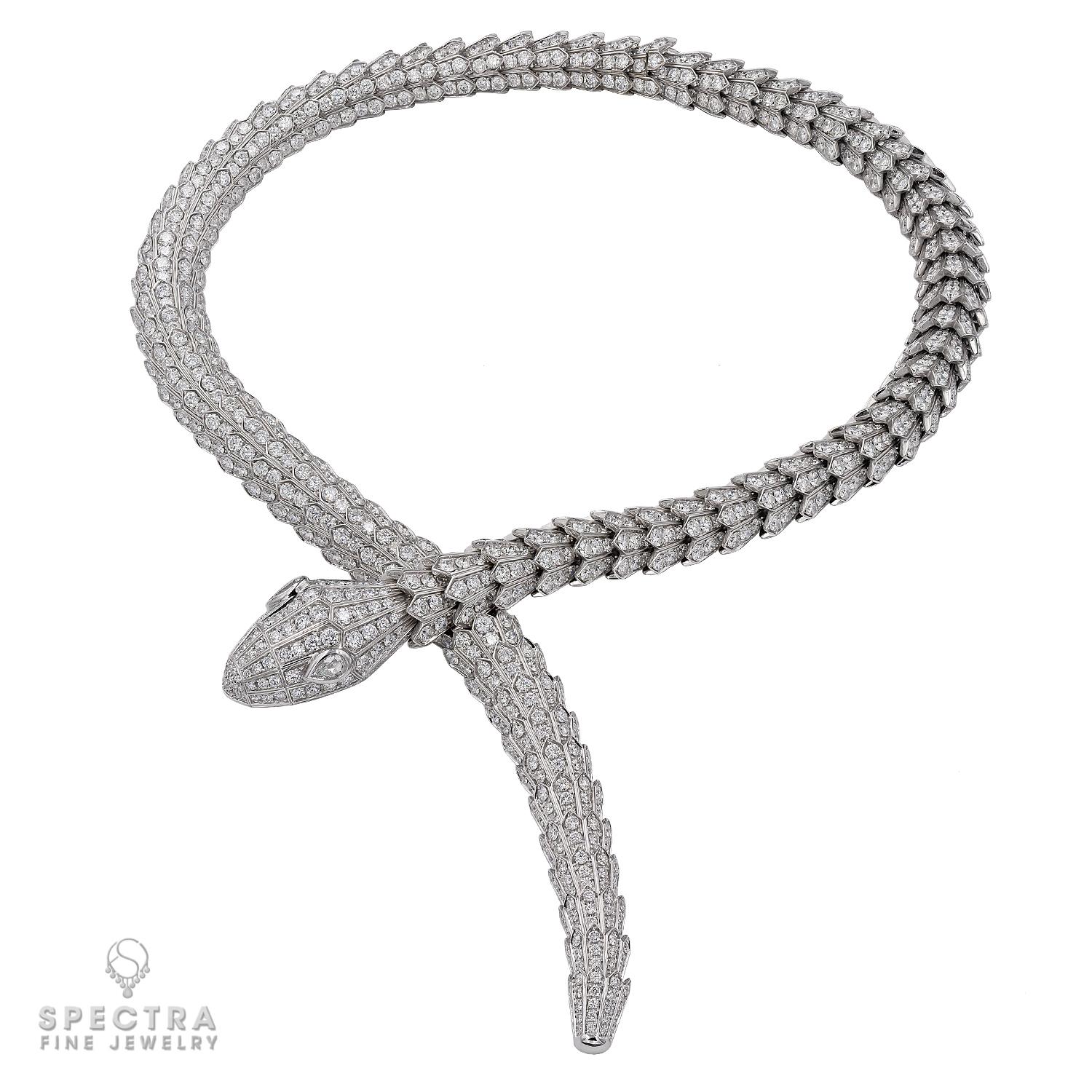 Als Hommage an sein geistiges Tier fängt Bulgari die Kraft der Verführung in diesem Serpenti Diamond High Jewelry Collier ein und tarnt Sinnlichkeit und Verführung mit einem hypnotischen Design. Raffiniert und glamourös schlängelt sich dieses