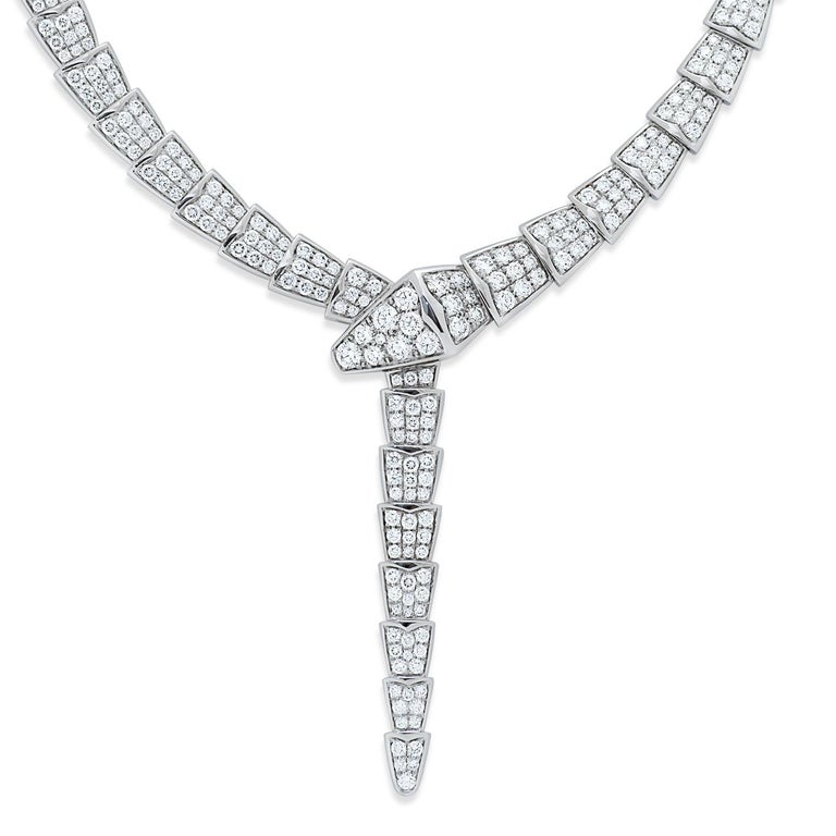 Bulgari Collier Viper Serpenti en or blanc 18 carats et diamants - En vente  sur 1stDibs
