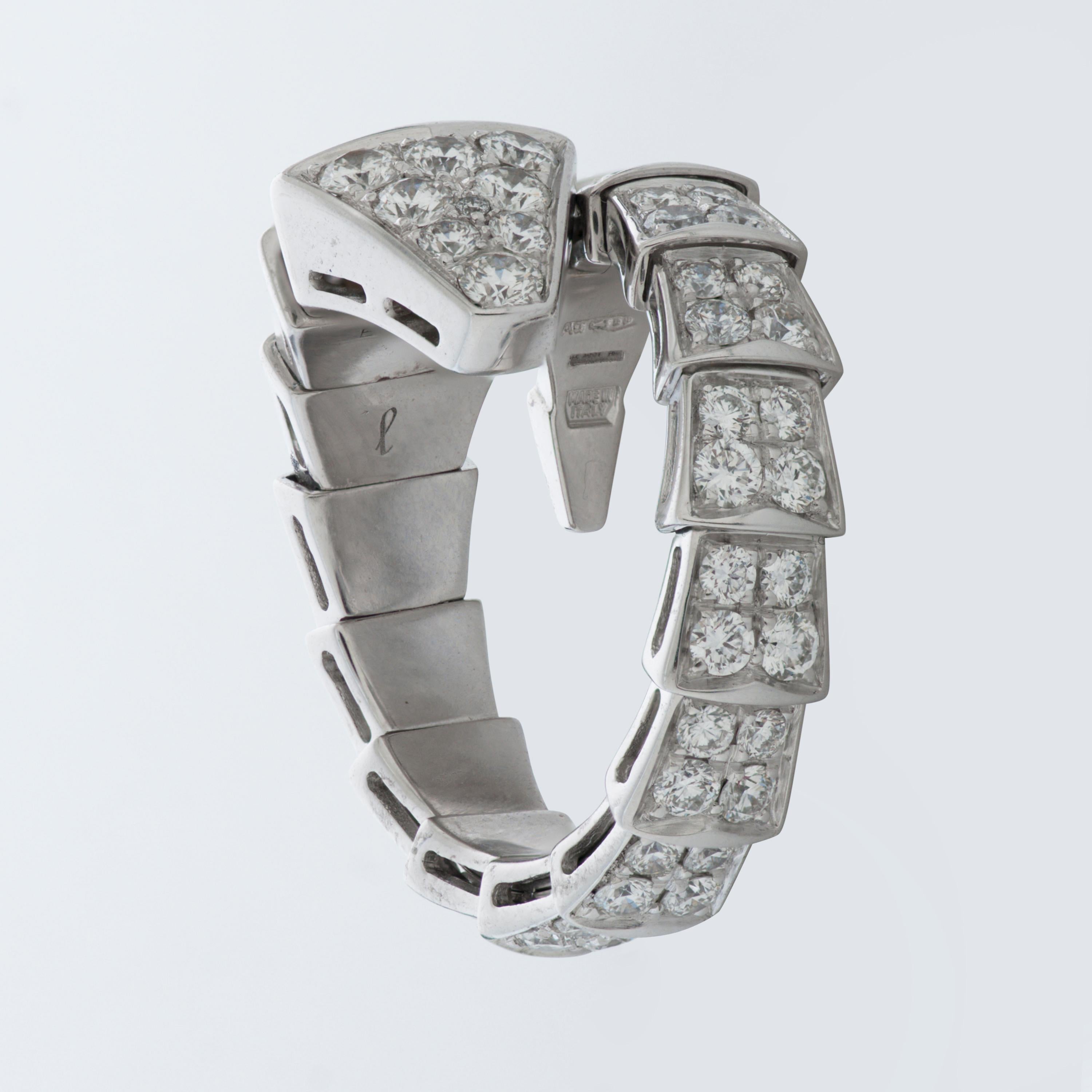 Cette bague Bulgari de la collection Serpenti Viper présente des diamants ronds de taille brillant d'environ 1,74 carat, sertis en pavage dans de l'or blanc 18 carats. 

Taille Large, flexible.  Convient aux tailles 7-7.75 US (54-56 EU).
Numéroté et