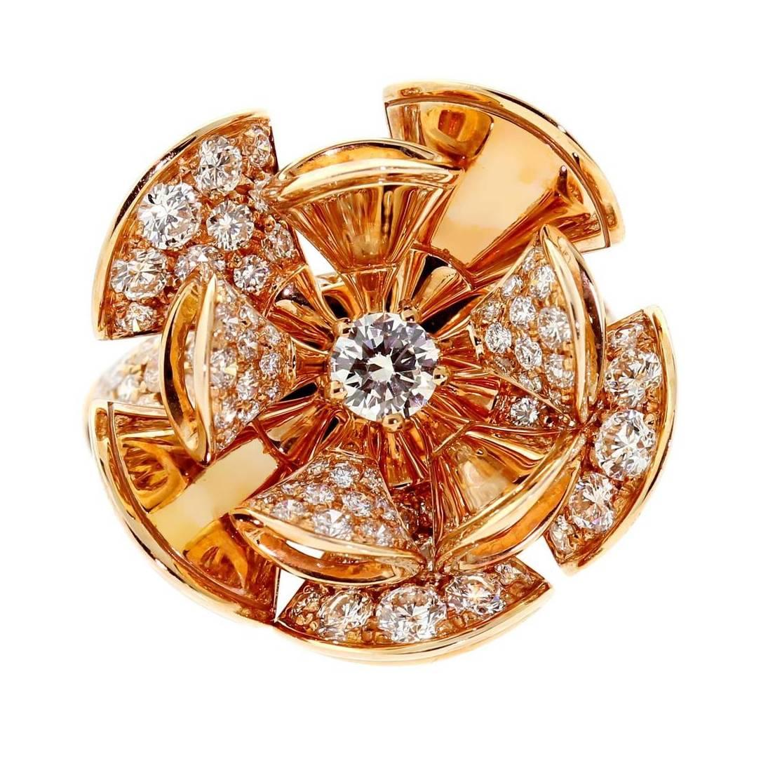A magnificent Bulgari Diva Dreams ring adorned with 117 of the finest Bulgari round brilliant cut diamonds weighing 3.07ct set in 18k rose gold.

Sku: 356